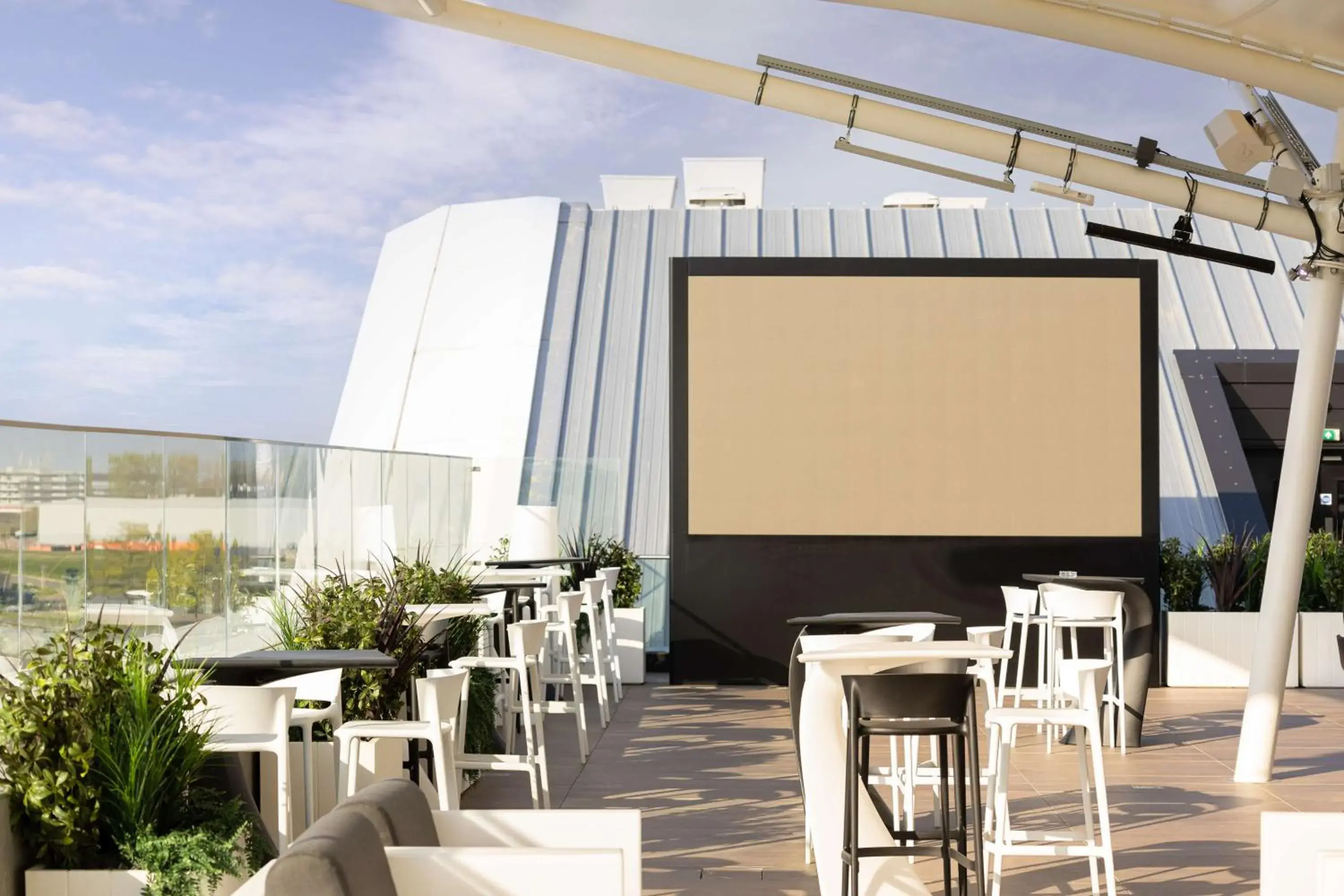 Lounge or bar in Hilton Garden Inn Silverstone Lounge or bar in Hilton Garden Inn Silverstone