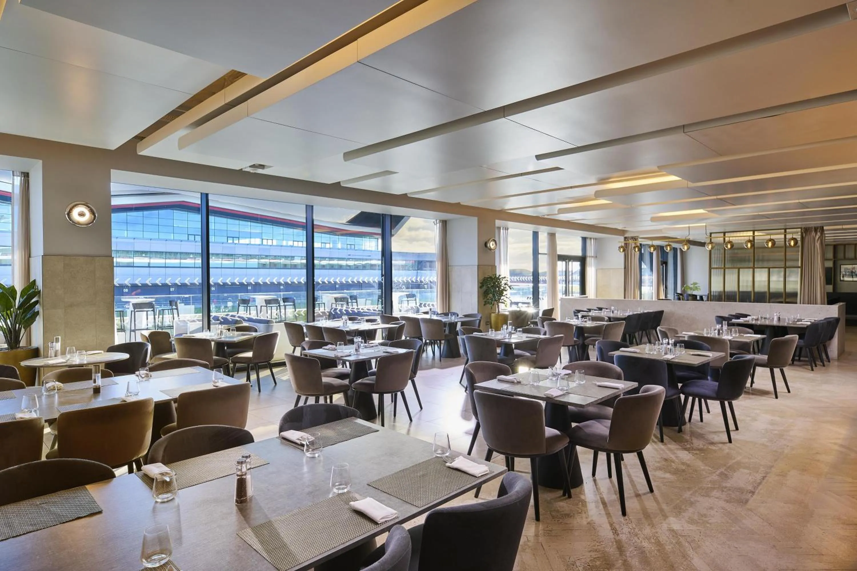 Restaurant/places to eat in Hilton Garden Inn Silverstone