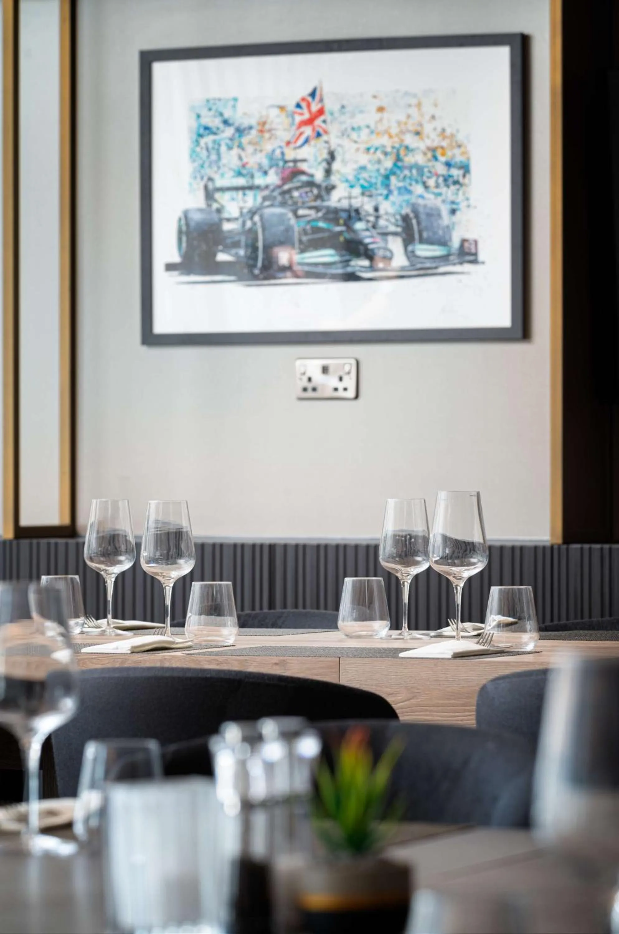 Restaurant/places to eat in Hilton Garden Inn Silverstone