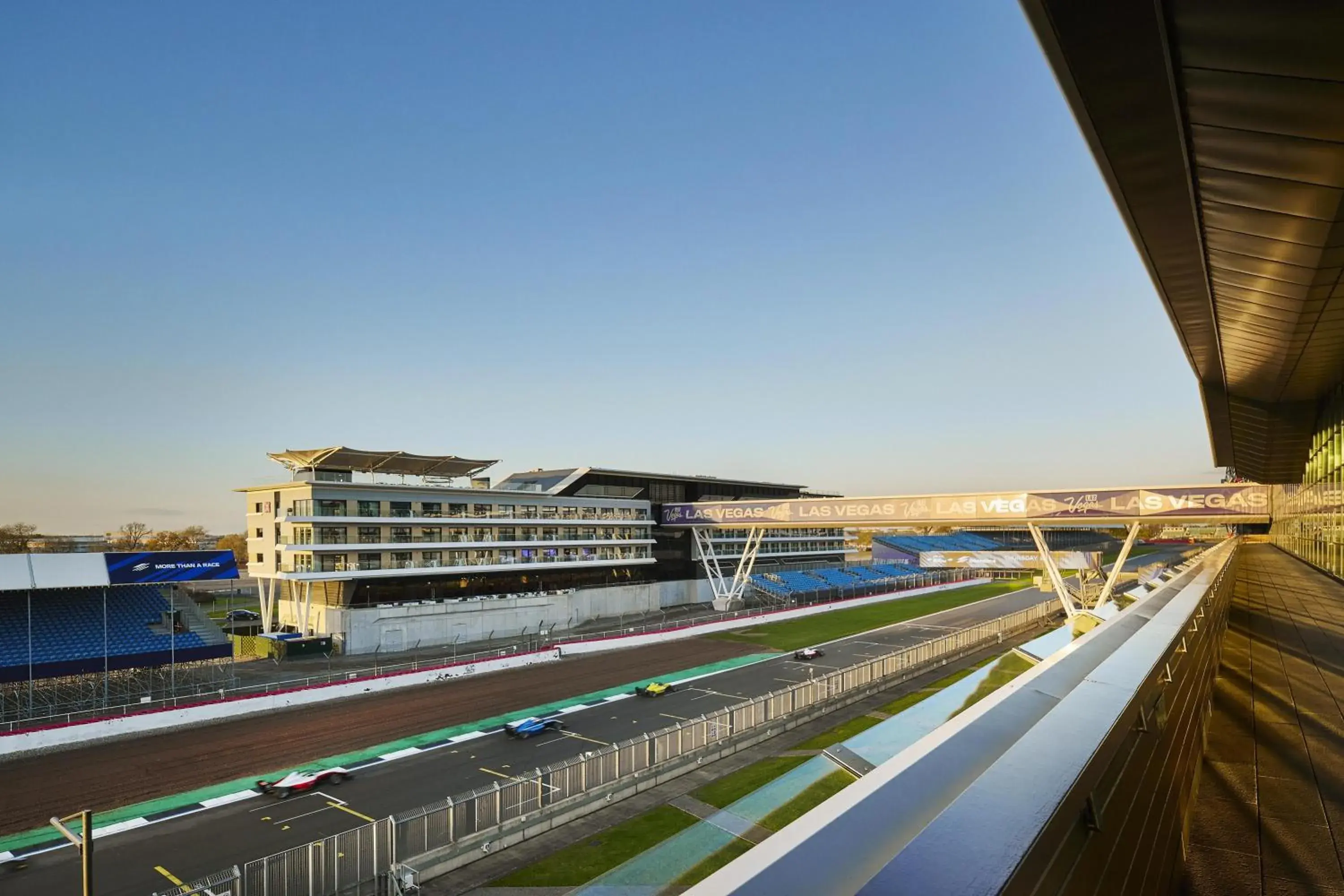 Property building in Hilton Garden Inn Silverstone Property building in Hilton Garden Inn Silverstone