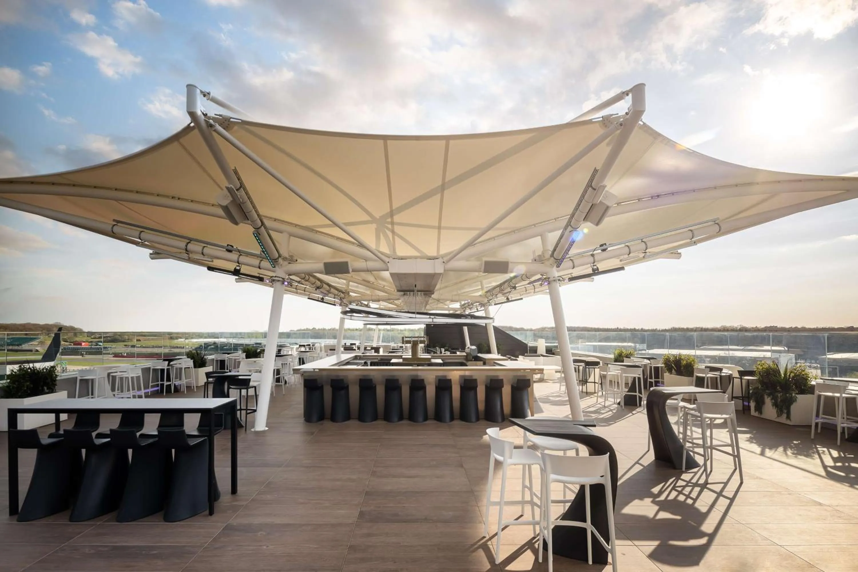 Lounge or bar in Hilton Garden Inn Silverstone