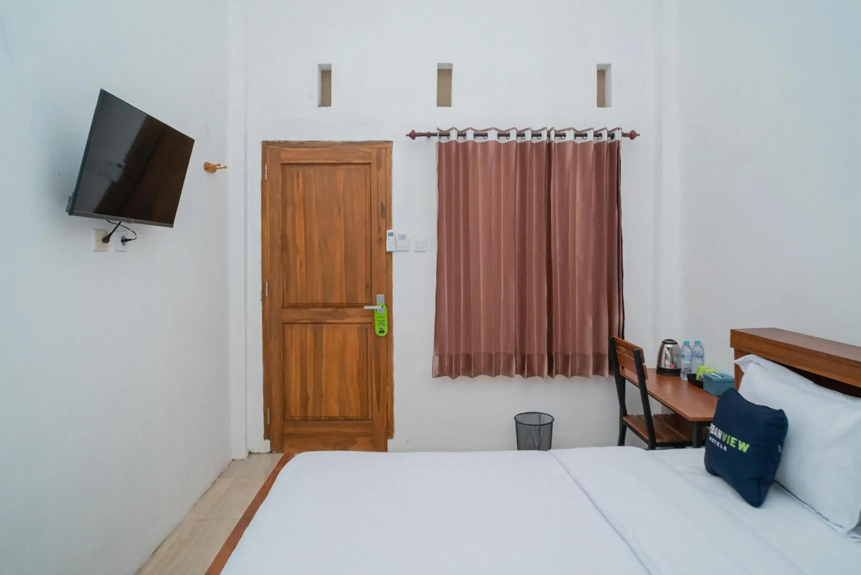 Bedroom, Bed in Urbanview Hotel Sky Batu Malang by RedDoorz Bedroom, Bed in Urbanview Hotel Sky Batu Malang by RedDoorz