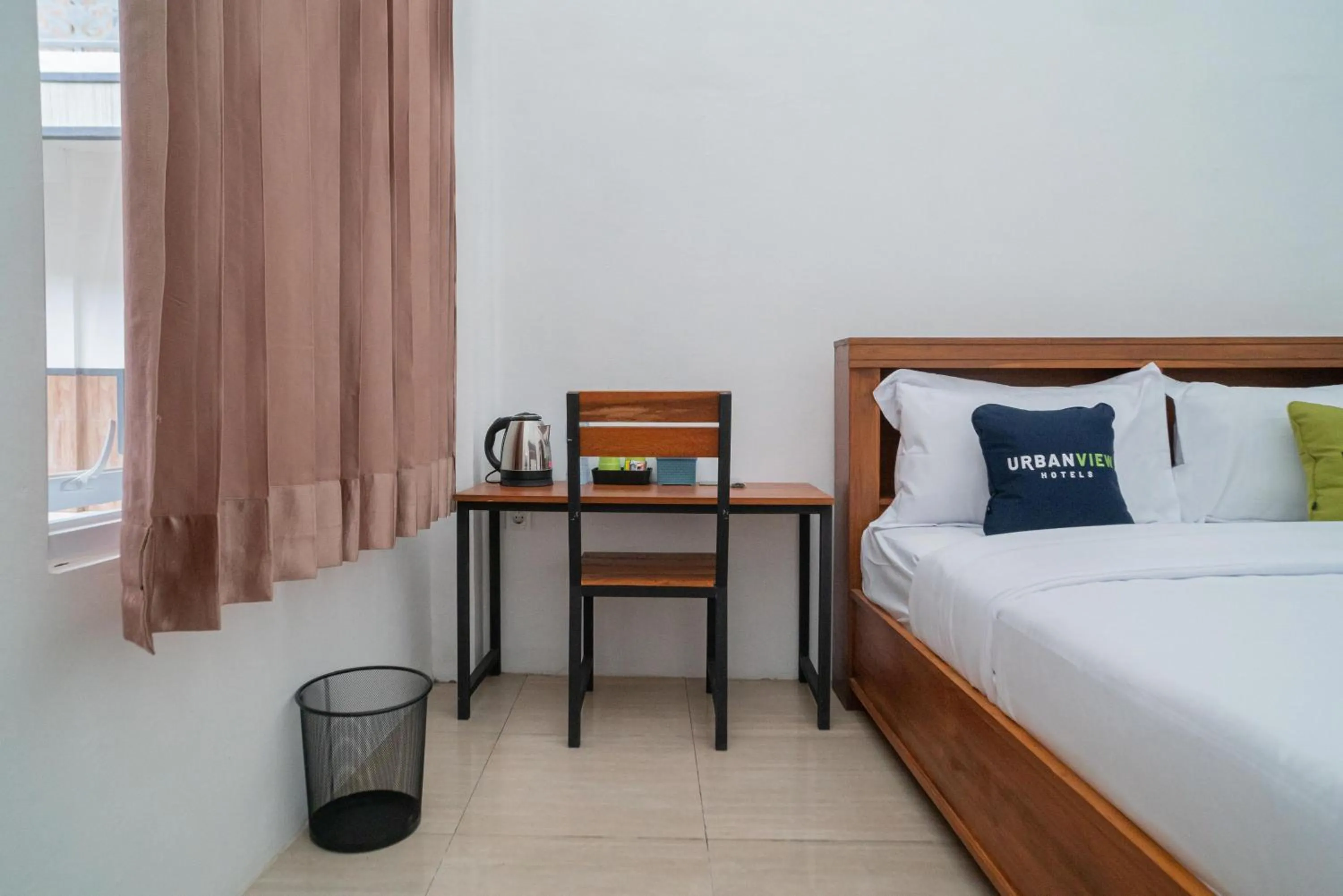 Bedroom, Bed in Urbanview Hotel Sky Batu Malang by RedDoorz