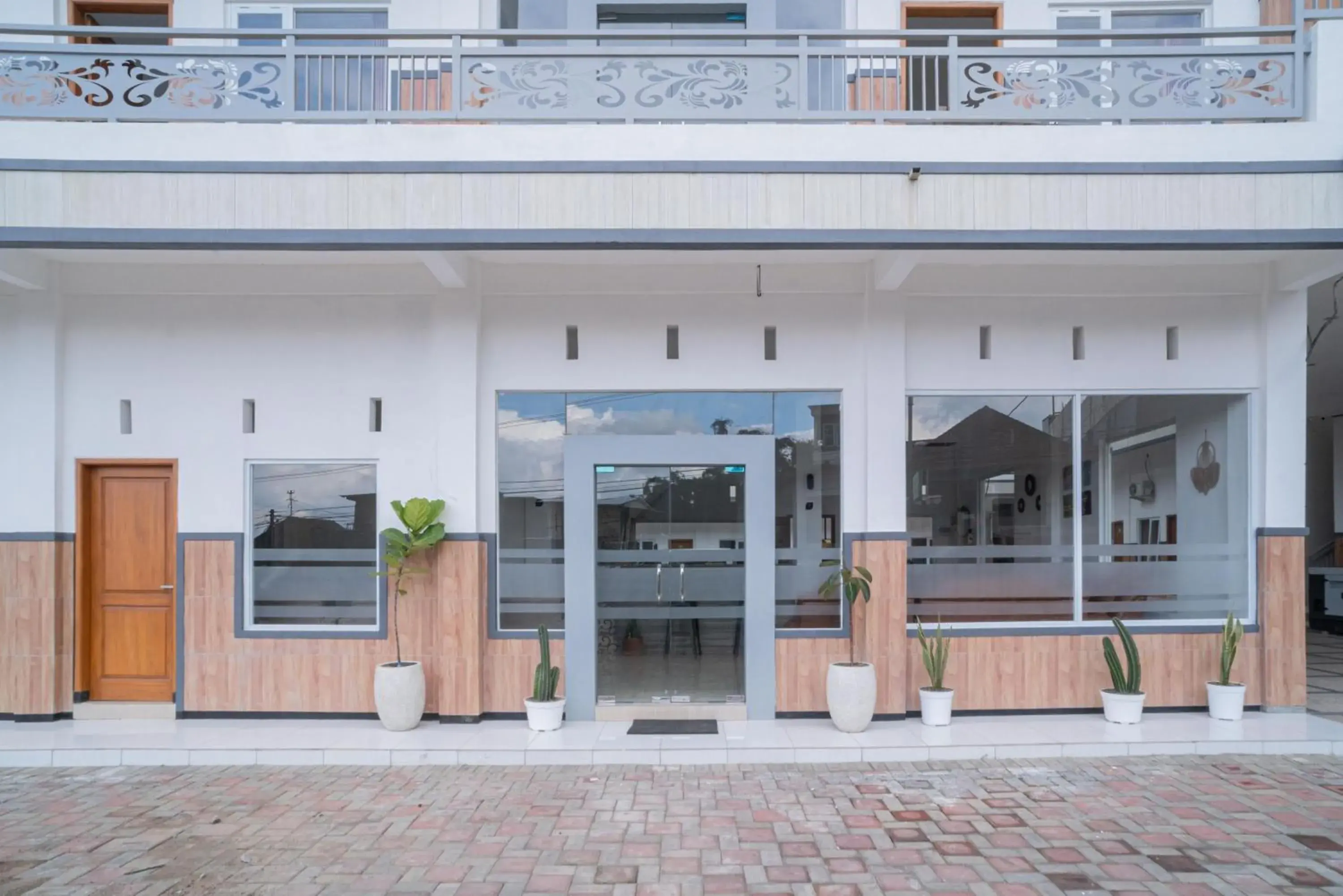 Facade/entrance in Urbanview Hotel Sky Batu Malang by RedDoorz Facade/entrance in Urbanview Hotel Sky Batu Malang by RedDoorz