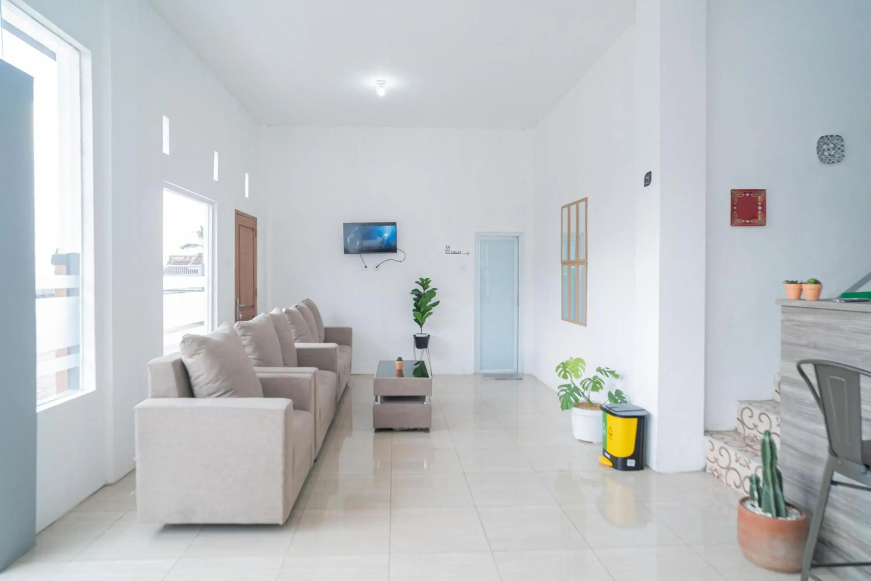 Lobby or reception in Urbanview Hotel Sky Batu Malang by RedDoorz Lobby or reception in Urbanview Hotel Sky Batu Malang by RedDoorz