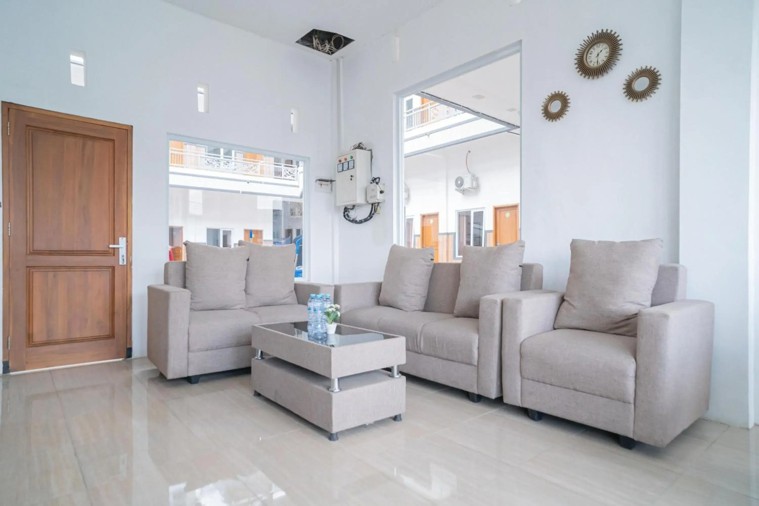 Seating area in Urbanview Hotel Sky Batu Malang by RedDoorz Seating area in Urbanview Hotel Sky Batu Malang by RedDoorz