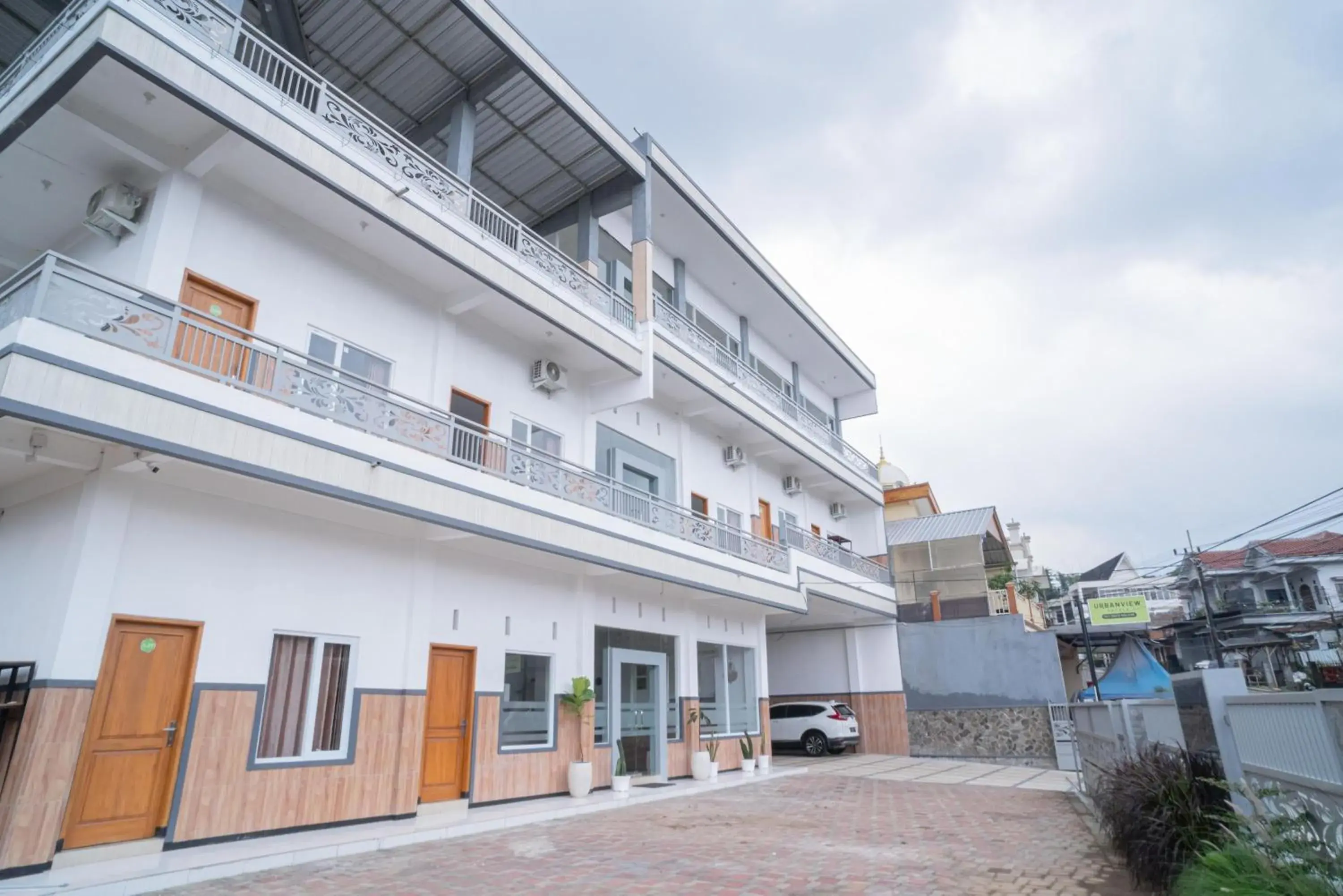 Property building in Urbanview Hotel Sky Batu Malang by RedDoorz Property building in Urbanview Hotel Sky Batu Malang by RedDoorz