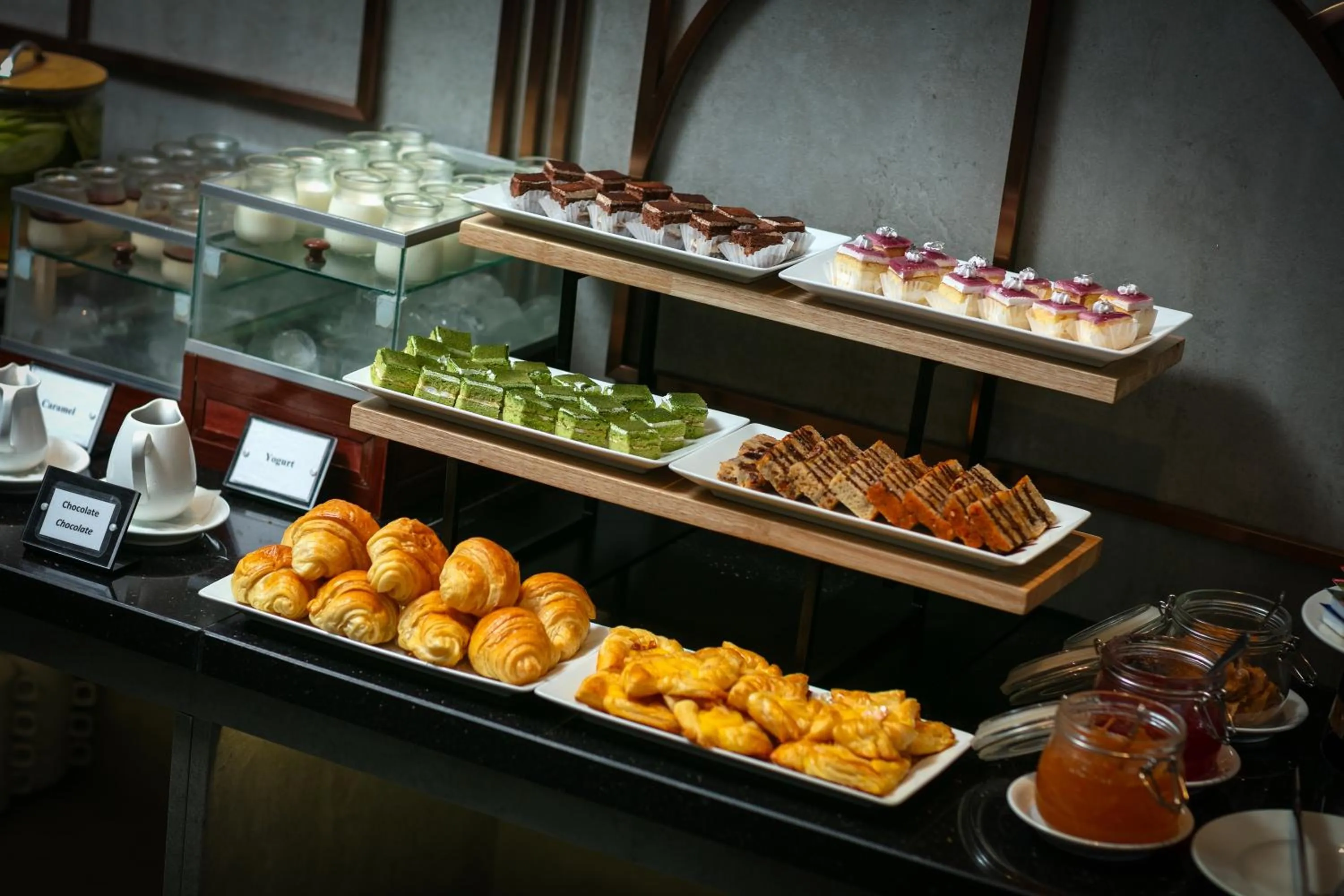 Food and drinks in HOTEL De SOURIANT Premium Hanoi