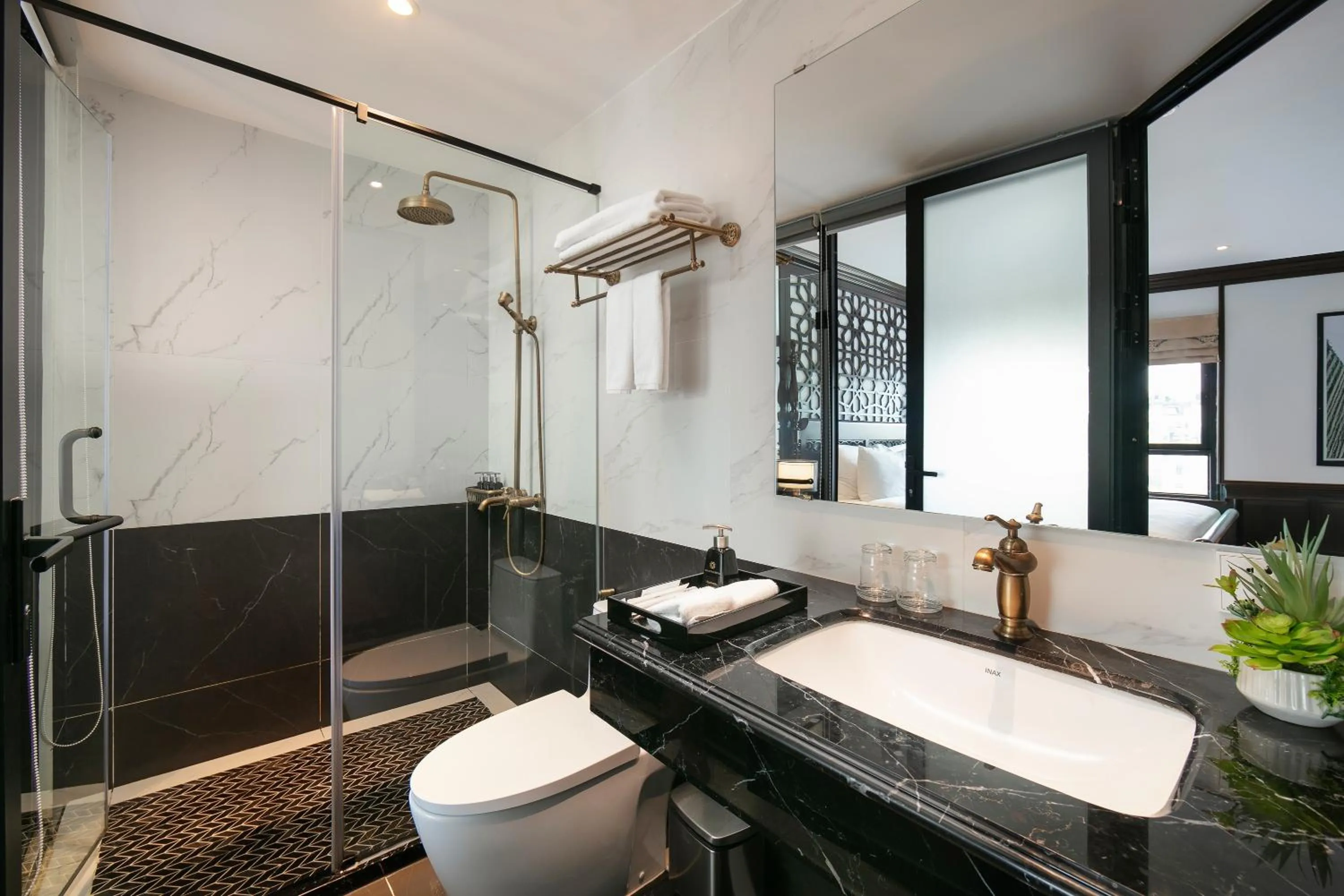 Toilet in HOTEL De SOURIANT Premium Hanoi