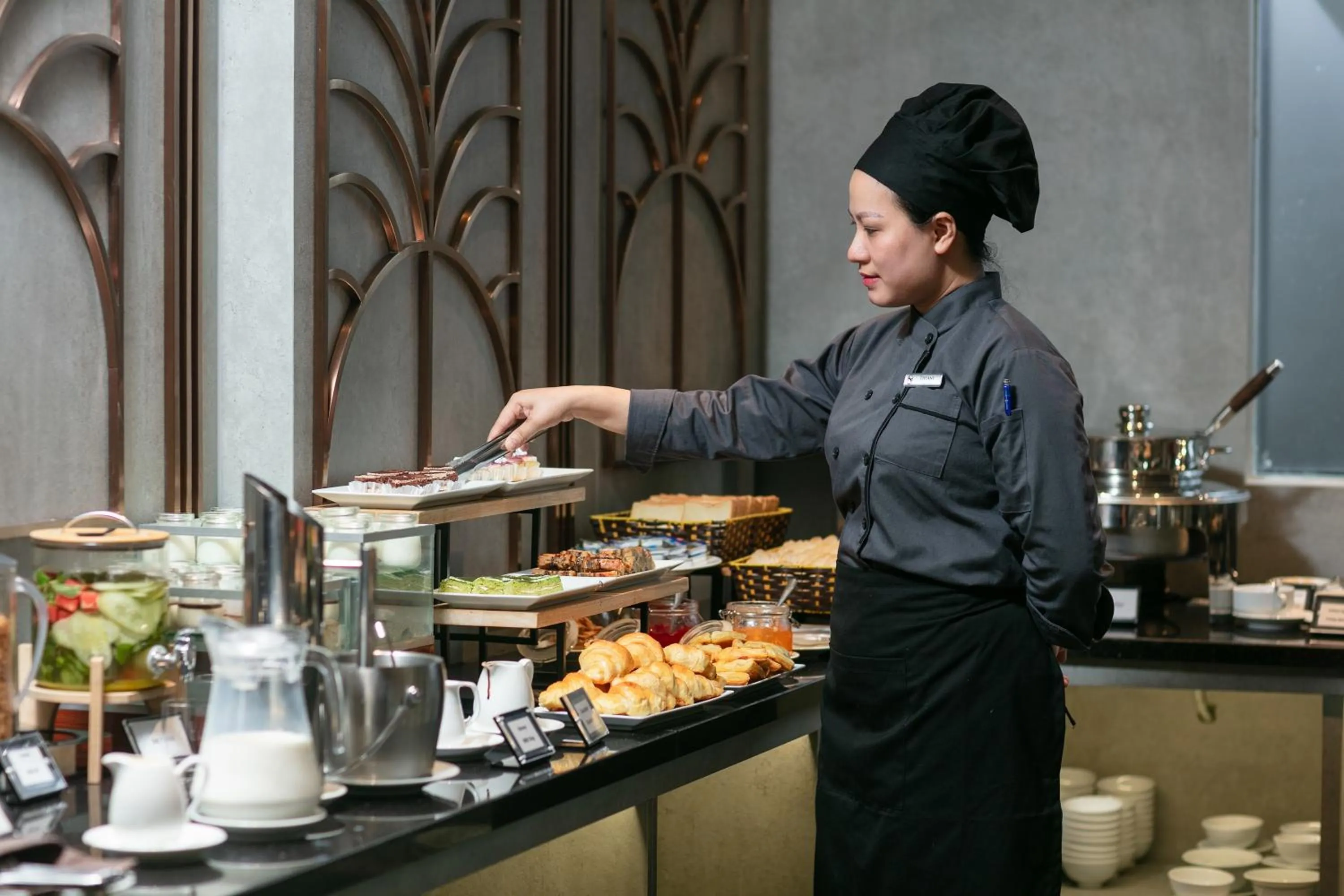 Staff in HOTEL De SOURIANT Premium Hanoi
