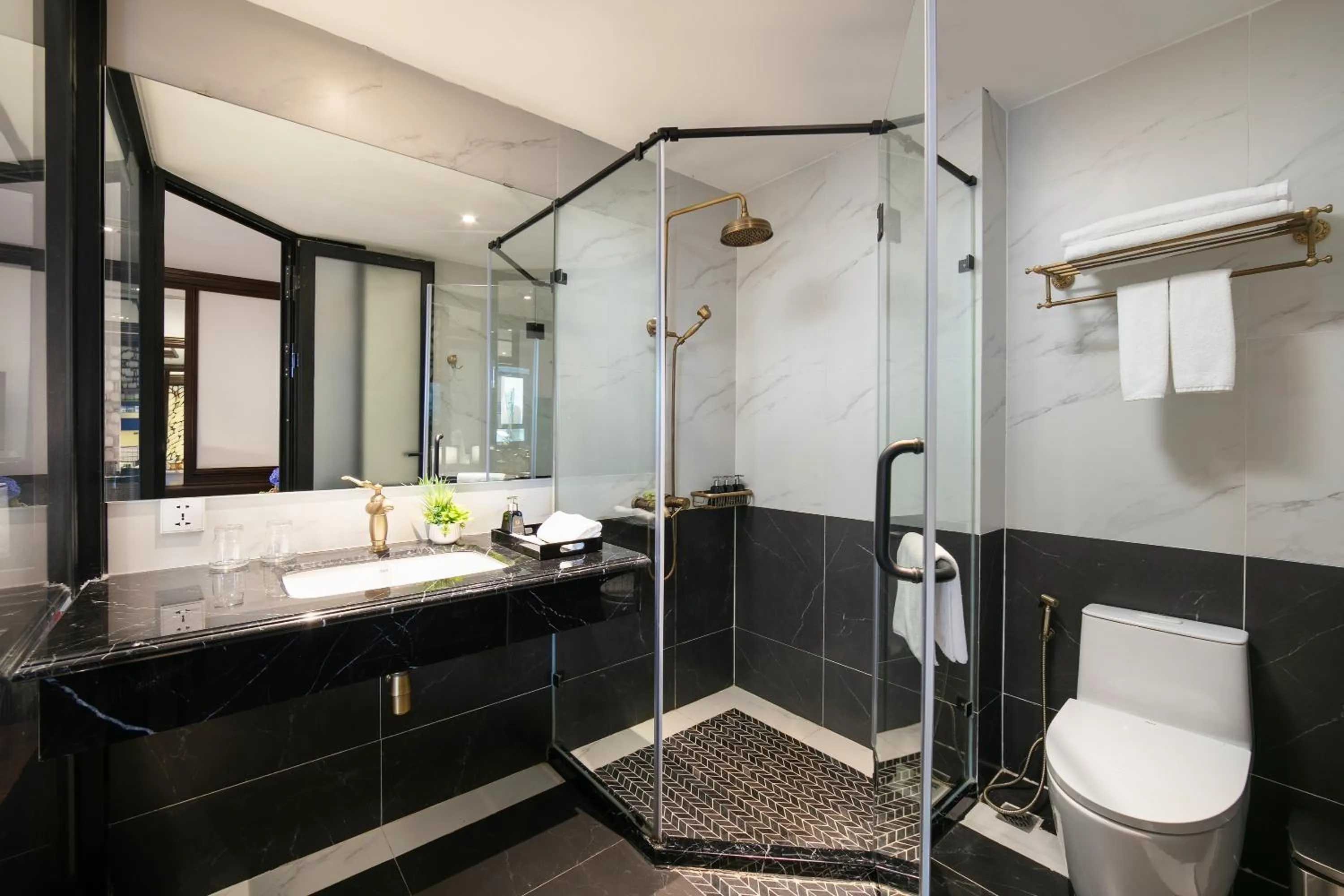 Shower in HOTEL De SOURIANT Premium Hanoi