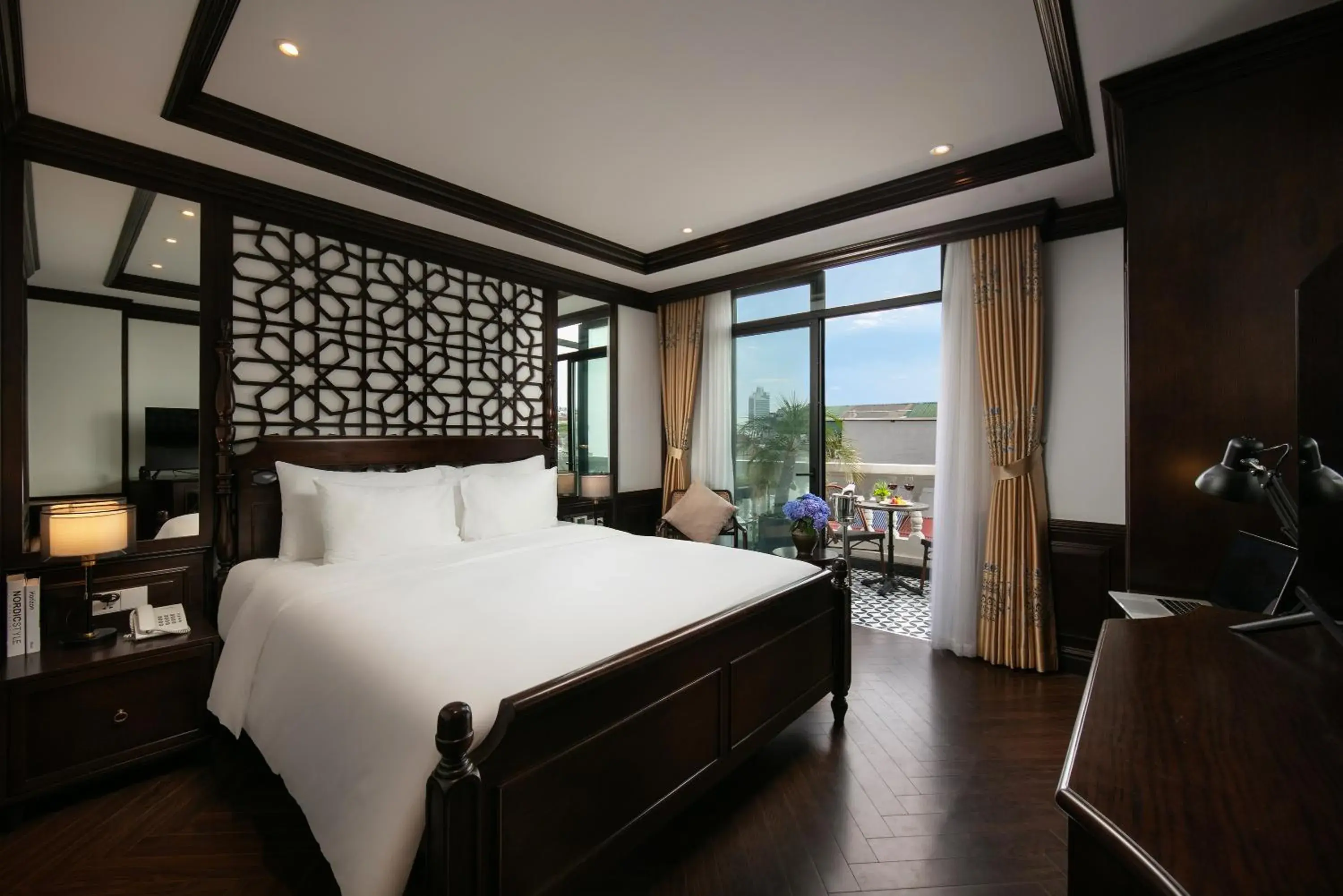De Souriant Suites with Terrace in MAY DE VILLE Crown Hotel De Souriant Suites with Terrace in MAY DE VILLE Crown Hotel
