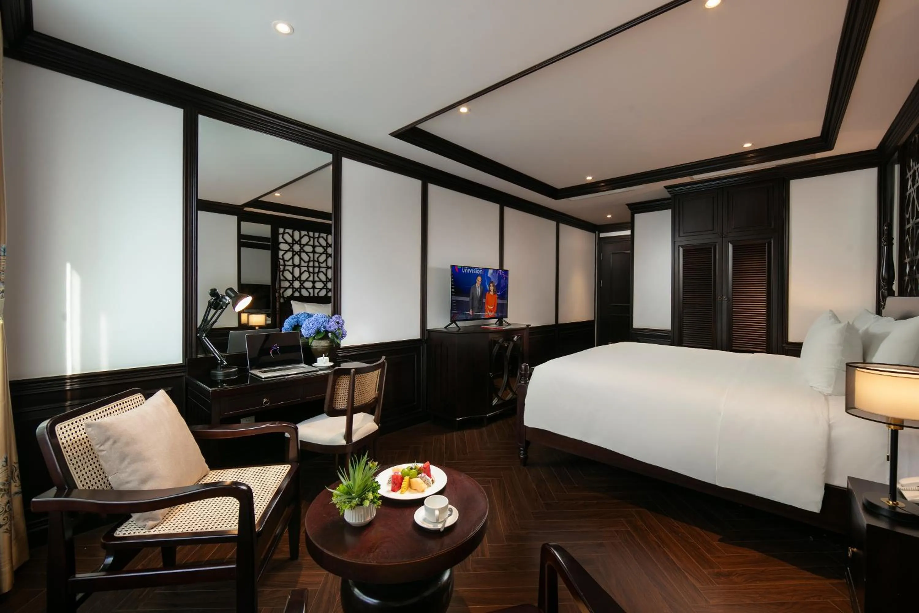 TV and multimedia, Bed in HOTEL De SOURIANT Premium Hanoi