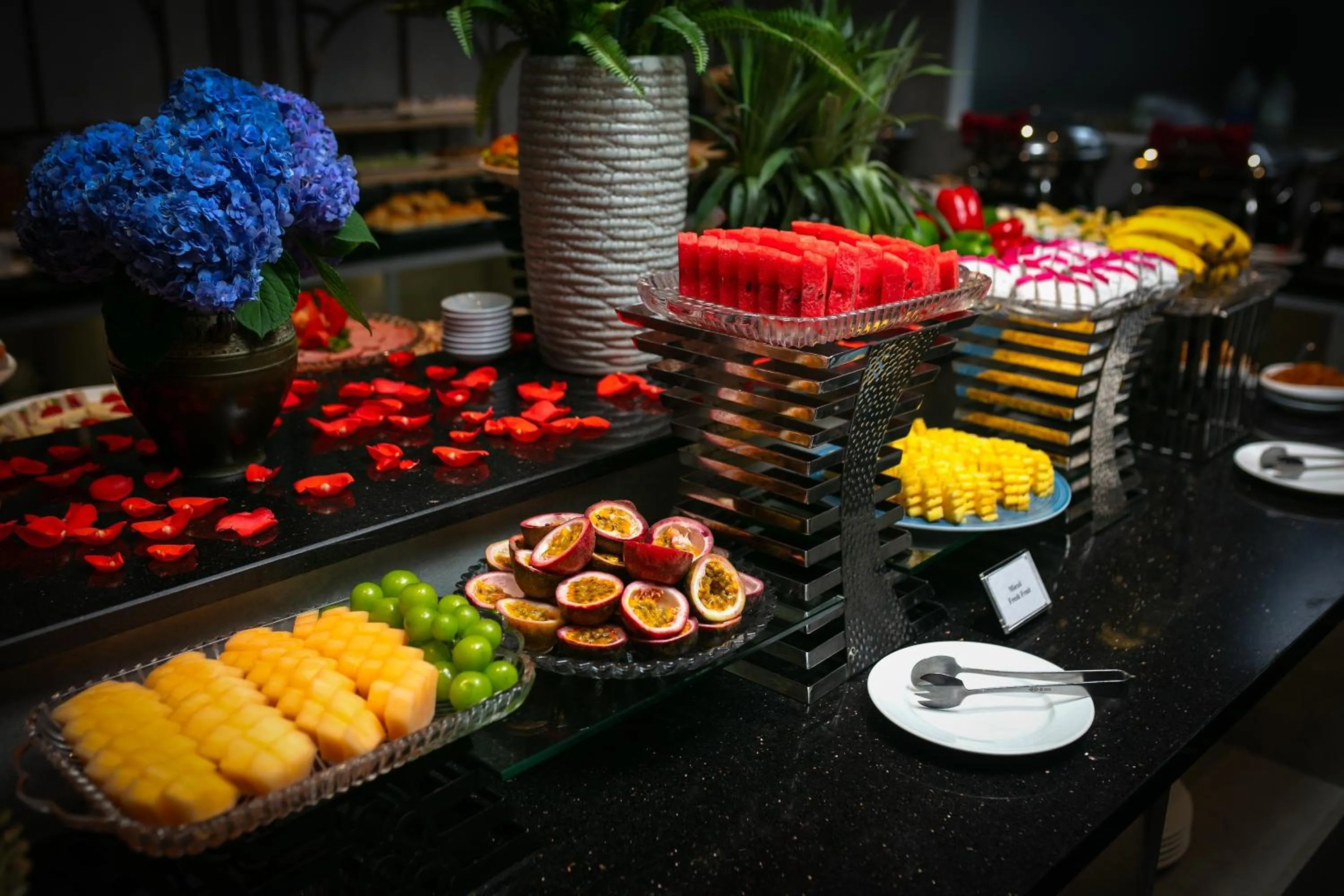 Food and drinks in HOTEL De SOURIANT Premium Hanoi