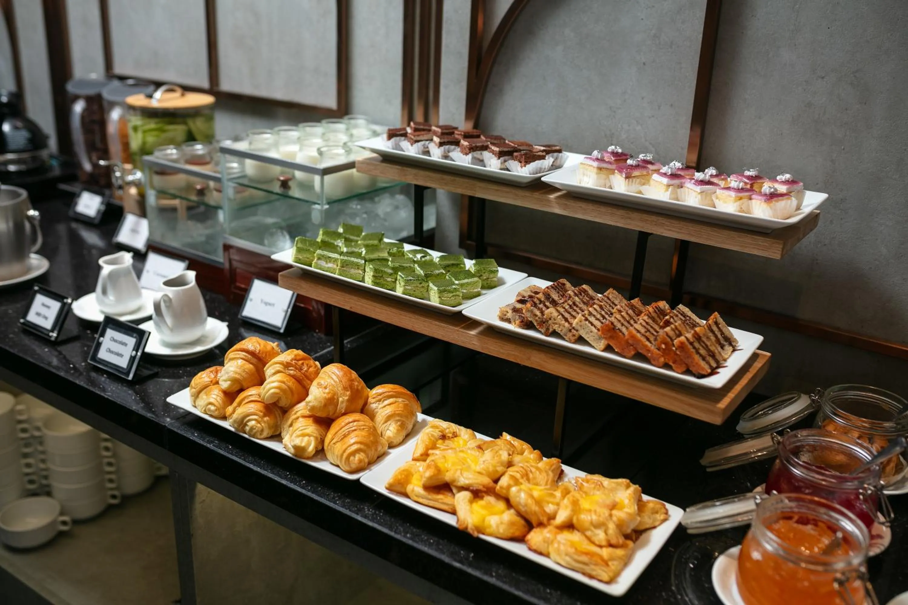 Food and drinks in HOTEL De SOURIANT Premium Hanoi