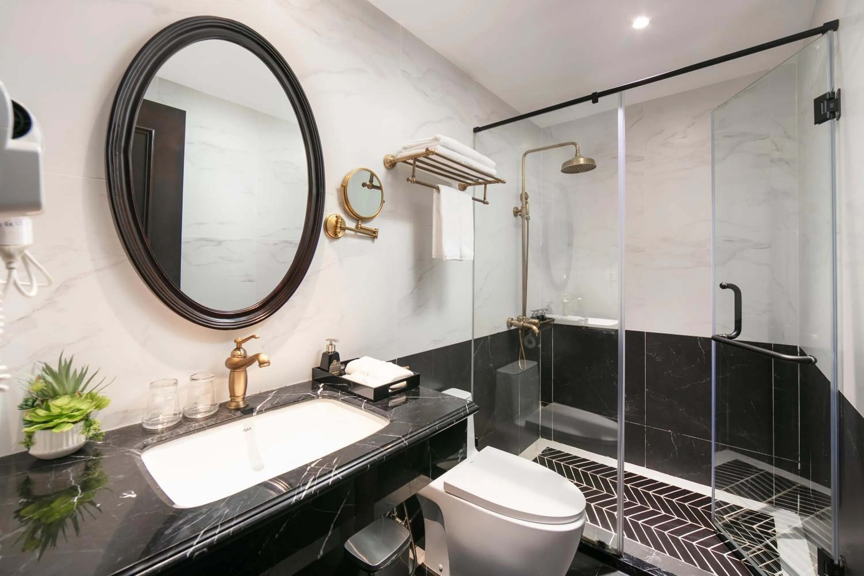 Toilet in HOTEL De SOURIANT Premium Hanoi