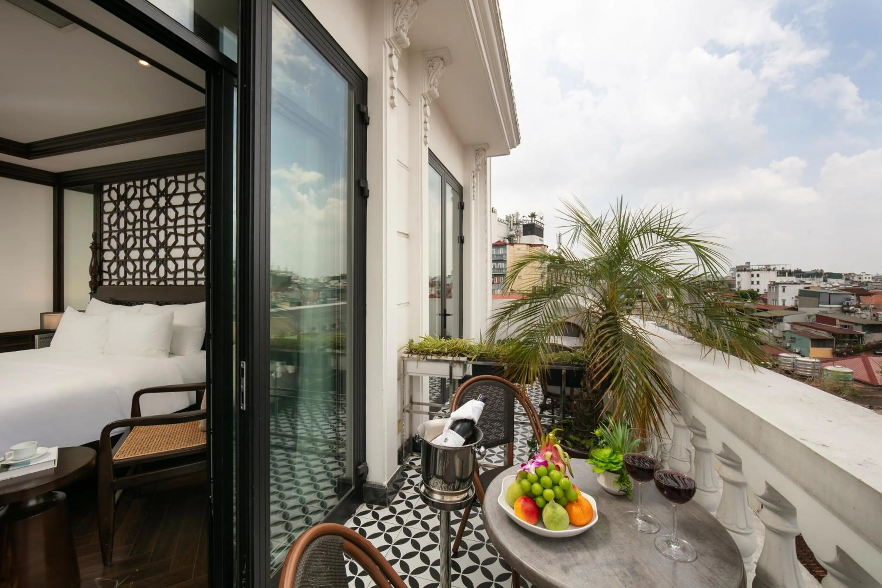 Patio in HOTEL De SOURIANT Premium Hanoi
