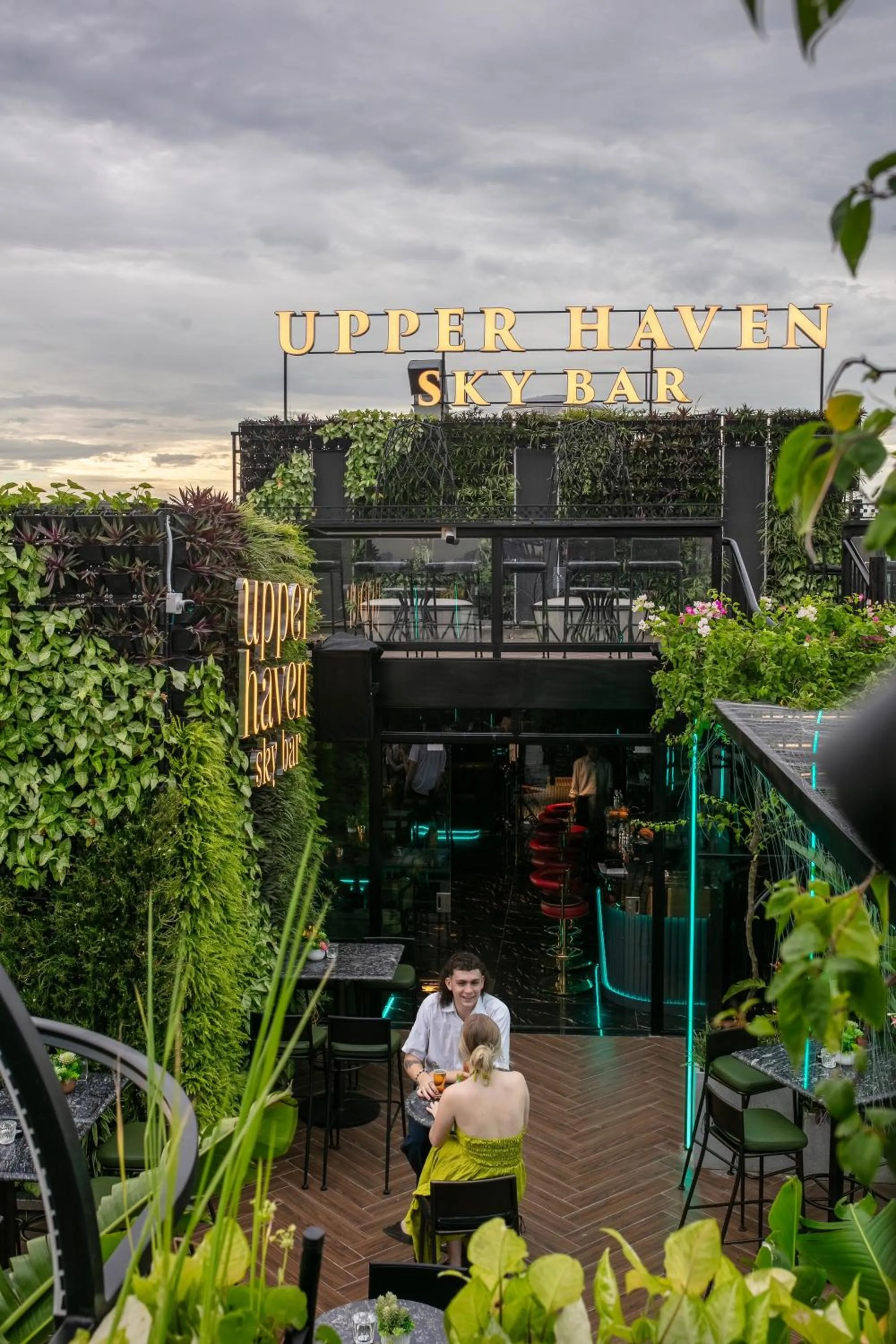 Lounge or bar in HOTEL De SOURIANT Premium Hanoi