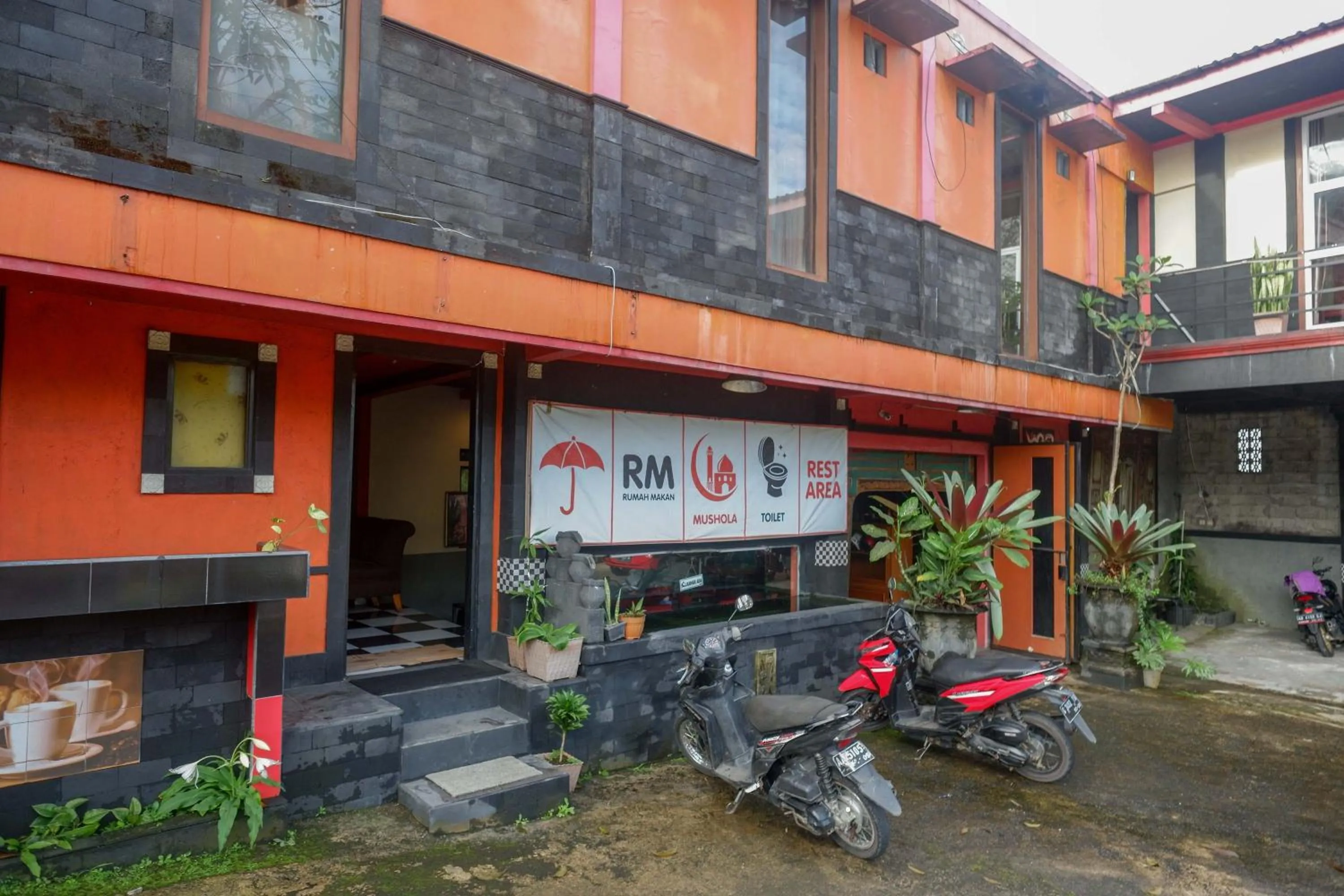 Facade/entrance in Urbanview Hotel Umbrella Dieng by RedDoorz