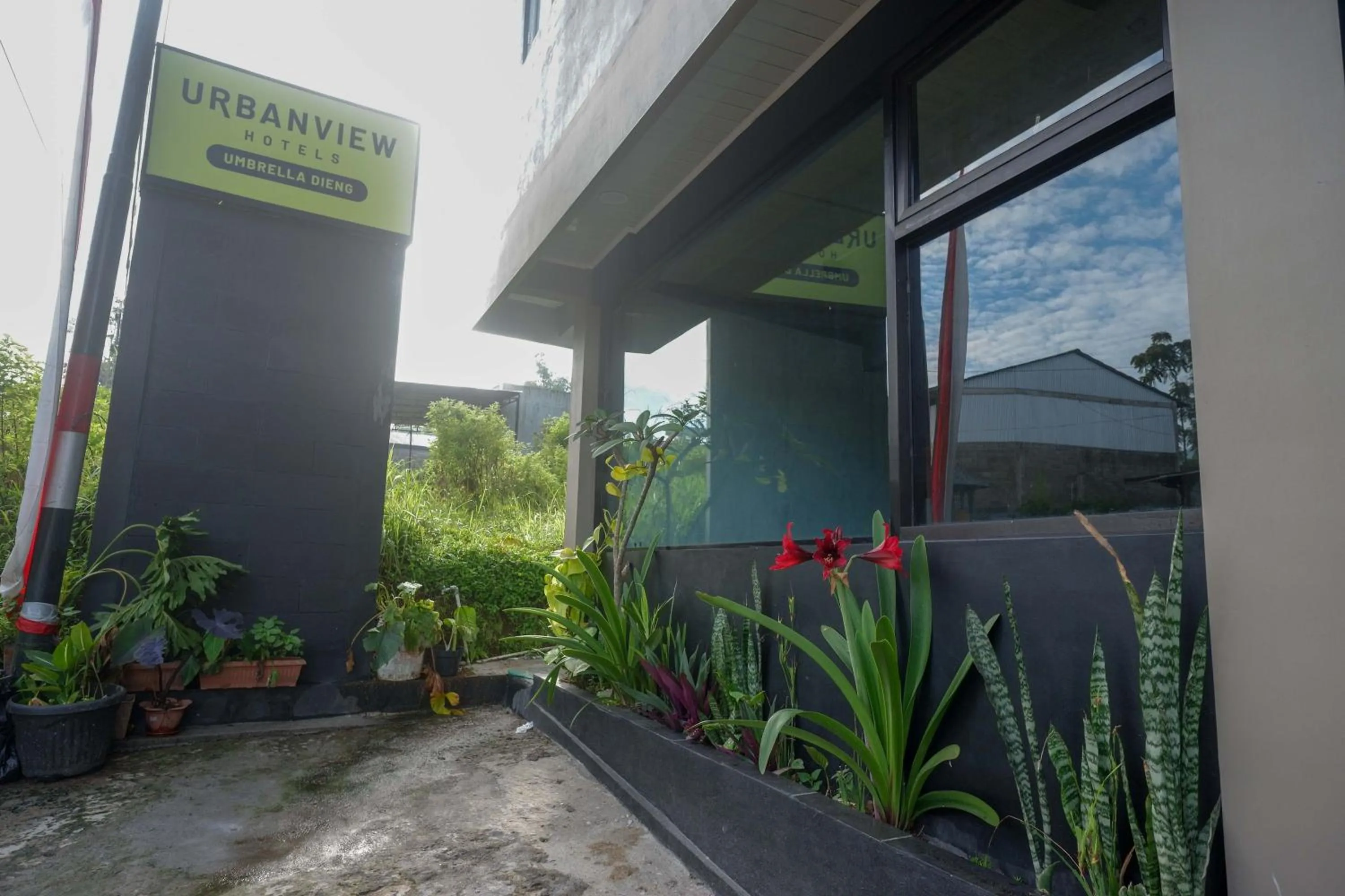Facade/entrance in Urbanview Hotel Umbrella Dieng by RedDoorz