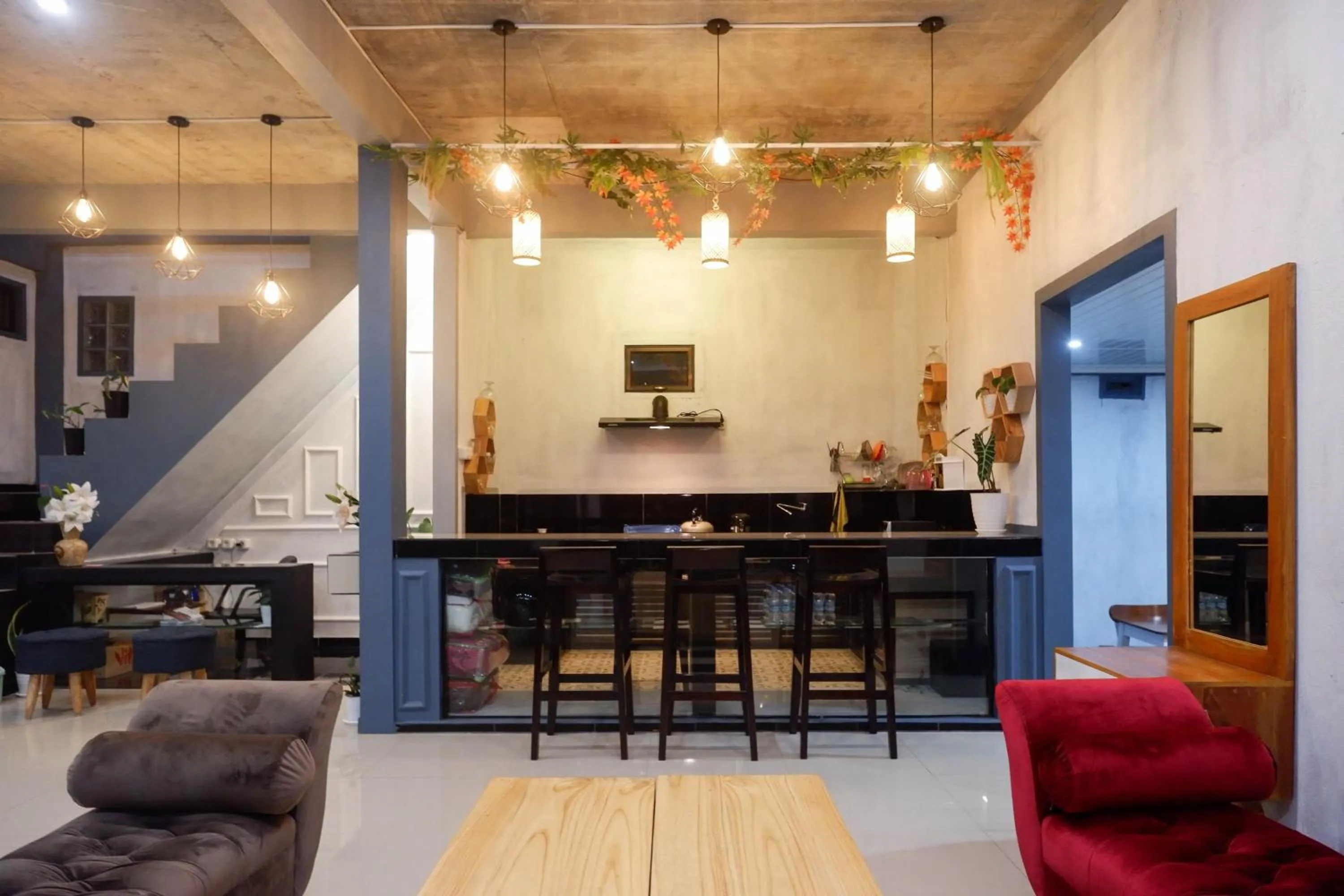 Seating area in Urbanview Hotel Umbrella Dieng by RedDoorz