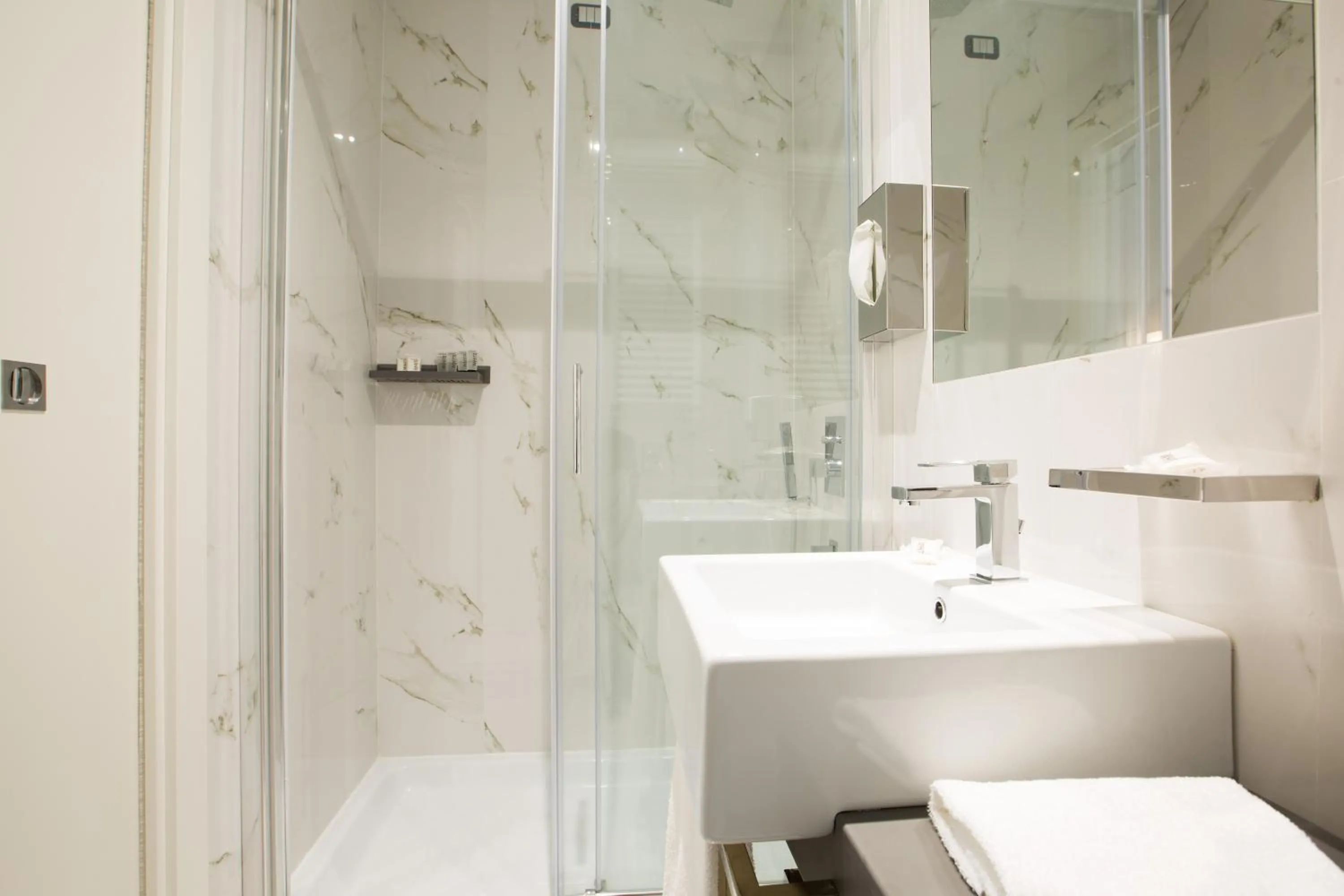 Bathroom in Crosti Hotel