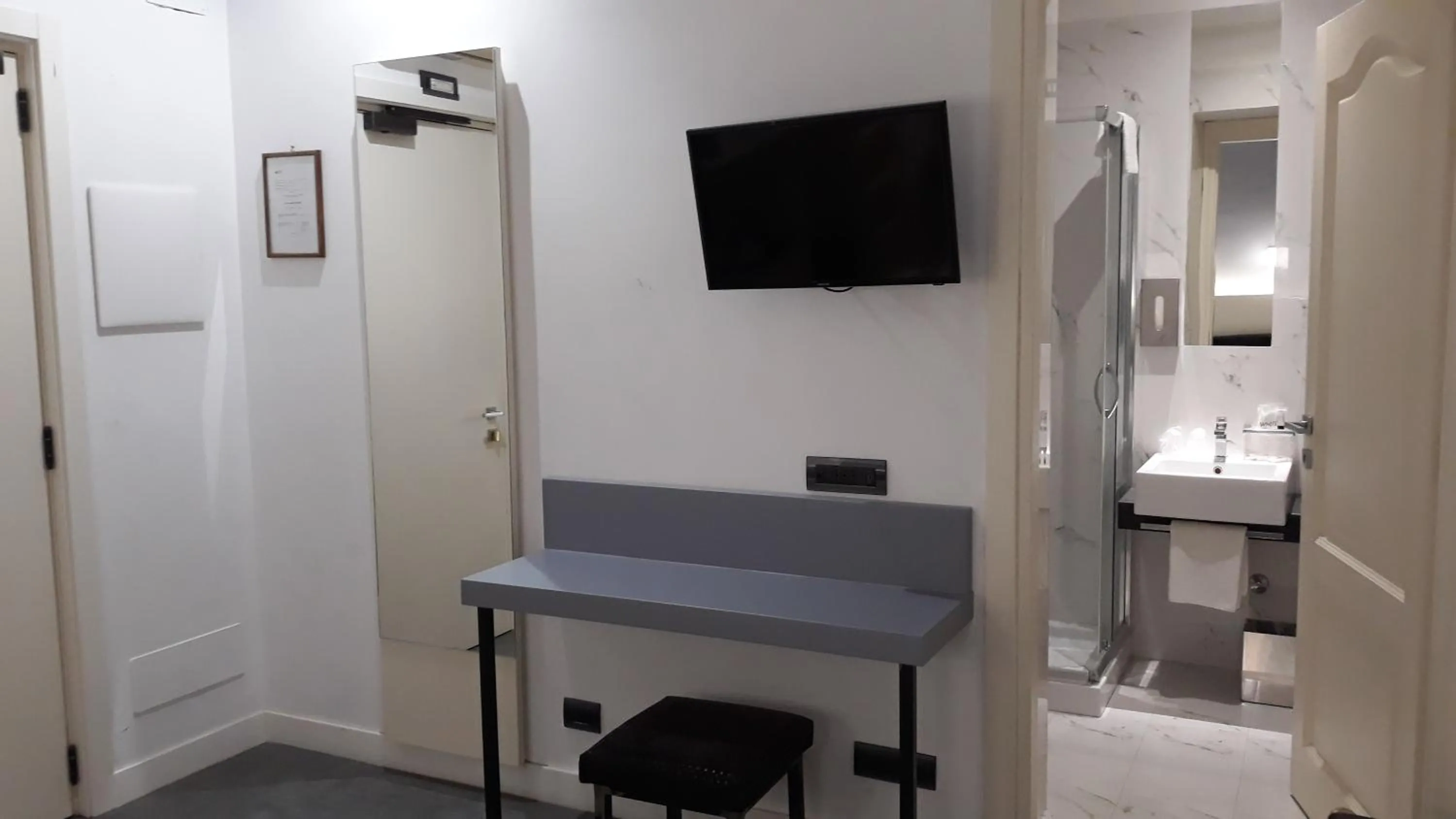 Bathroom in Crosti Hotel