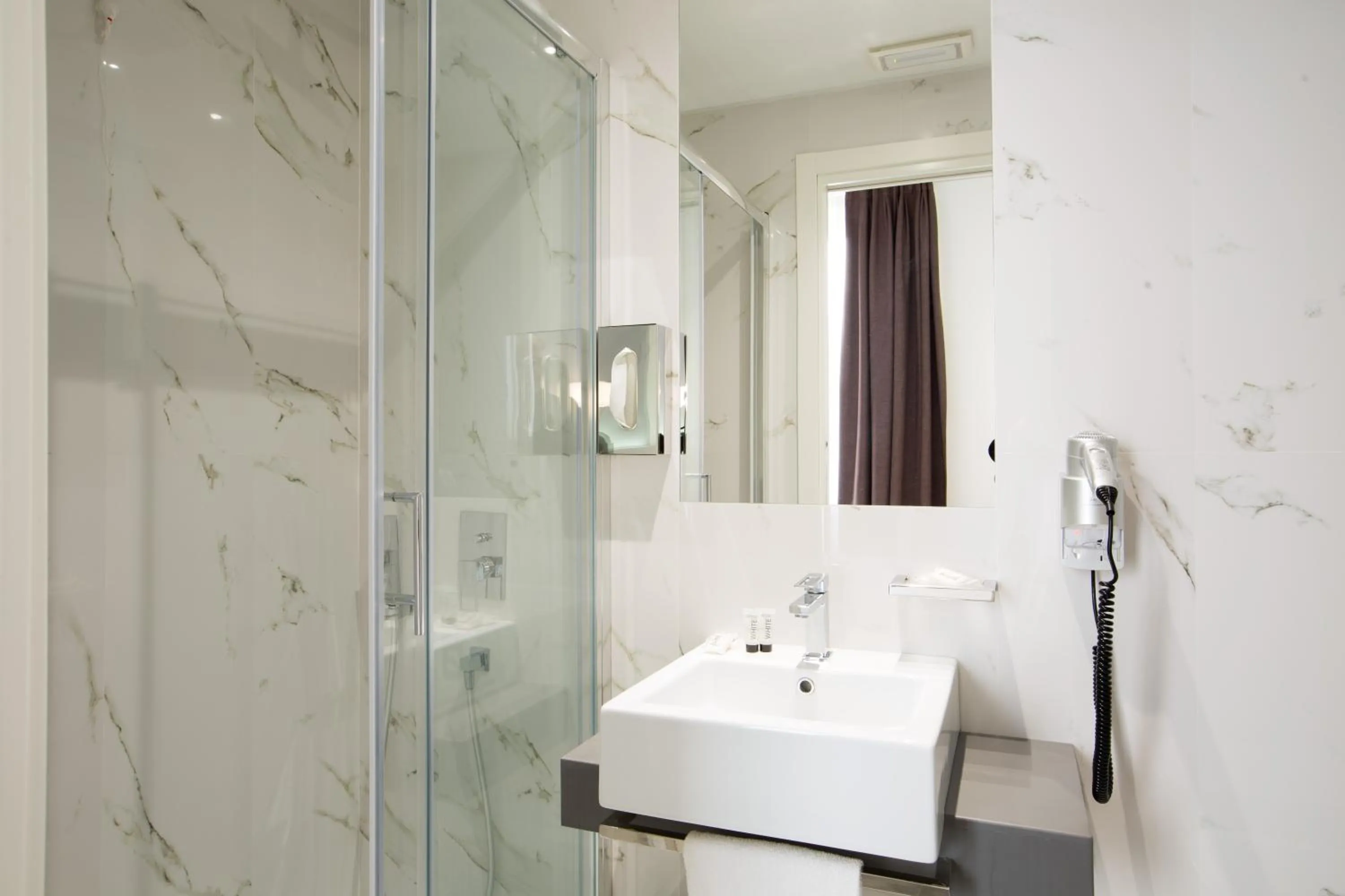 Shower in Crosti Hotel