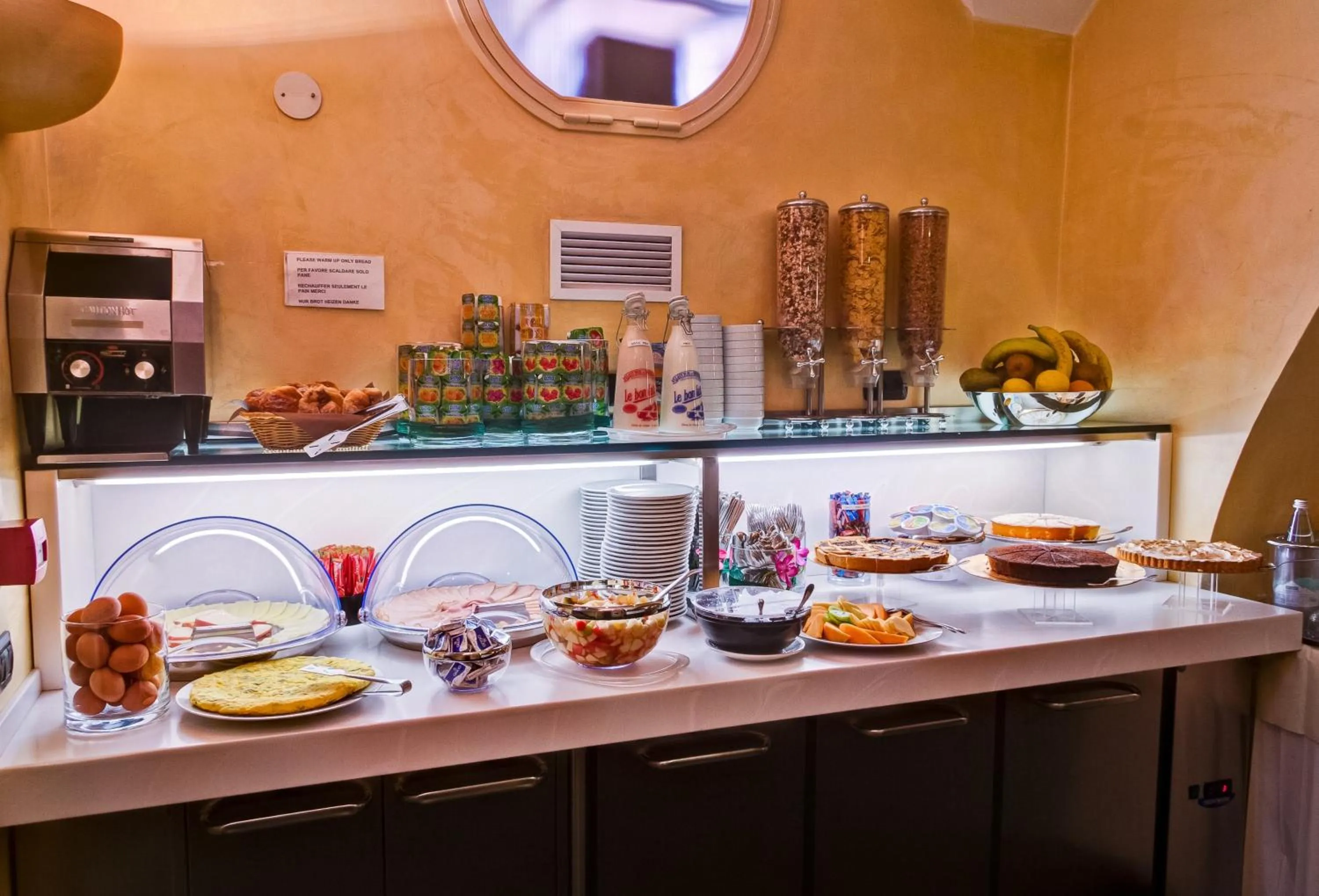 Restaurant/places to eat in Crosti Hotel