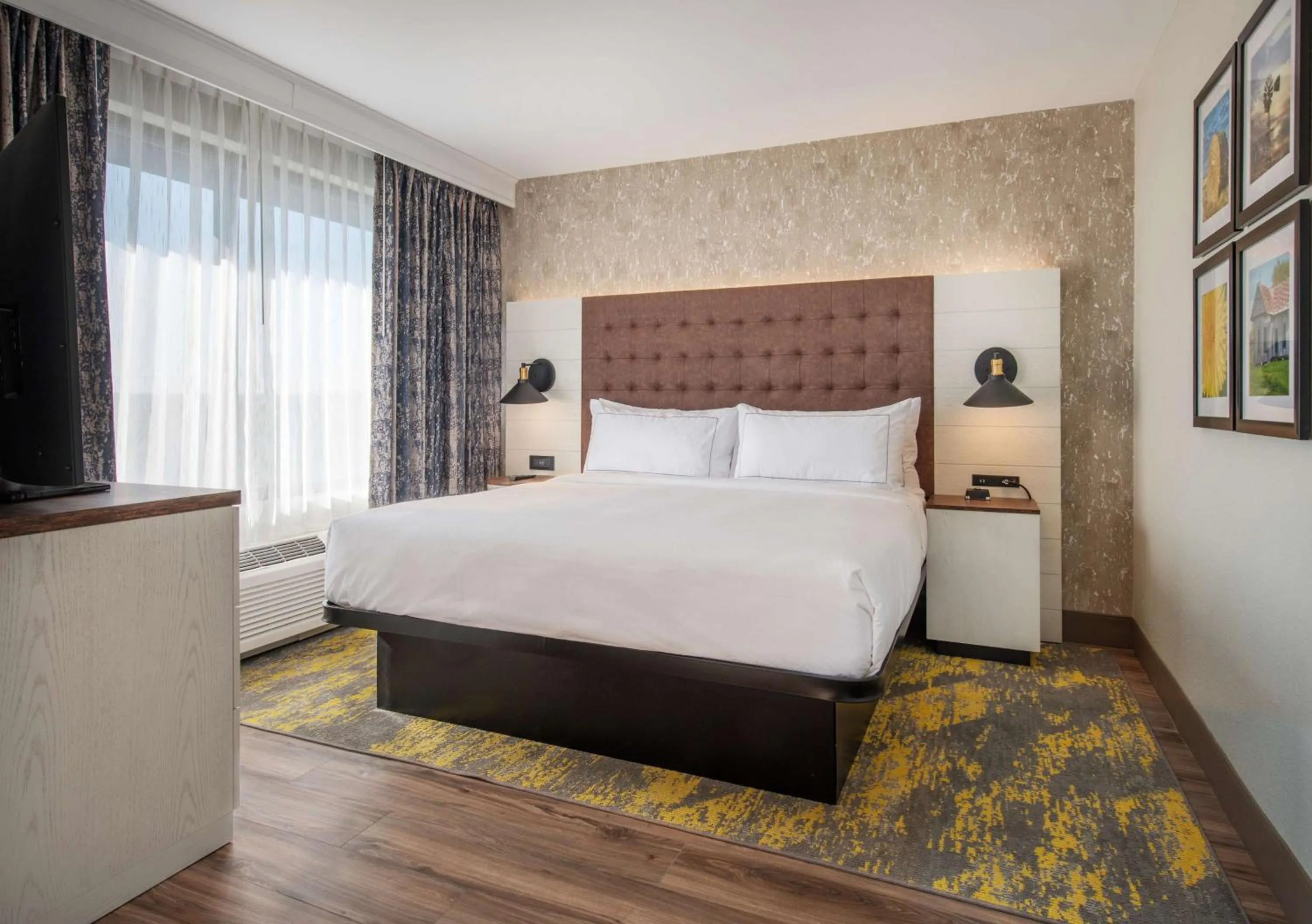 Bed in DoubleTree by Hilton Monroe Township Cranbury