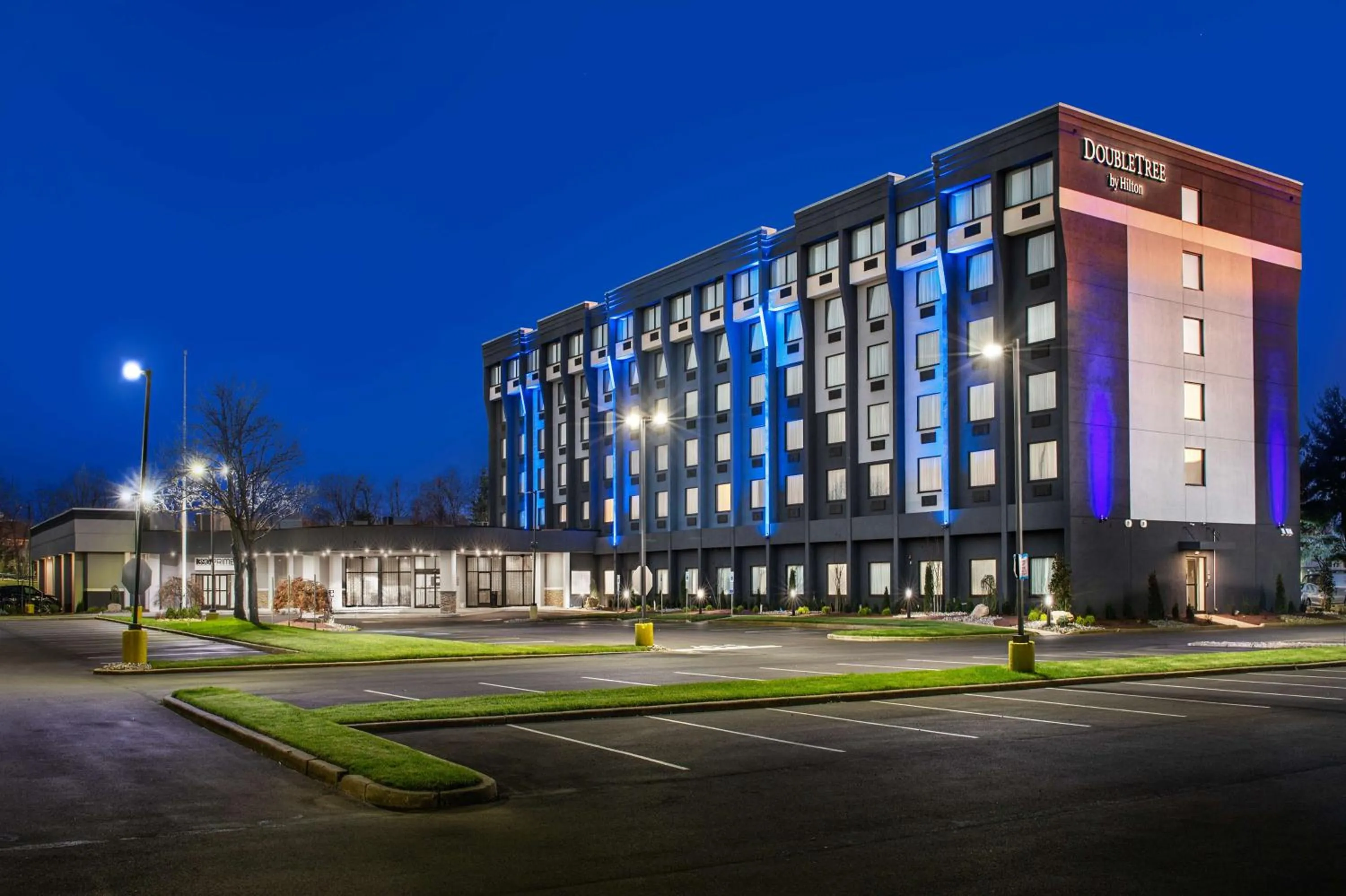 Property building in DoubleTree by Hilton Monroe Township Cranbury