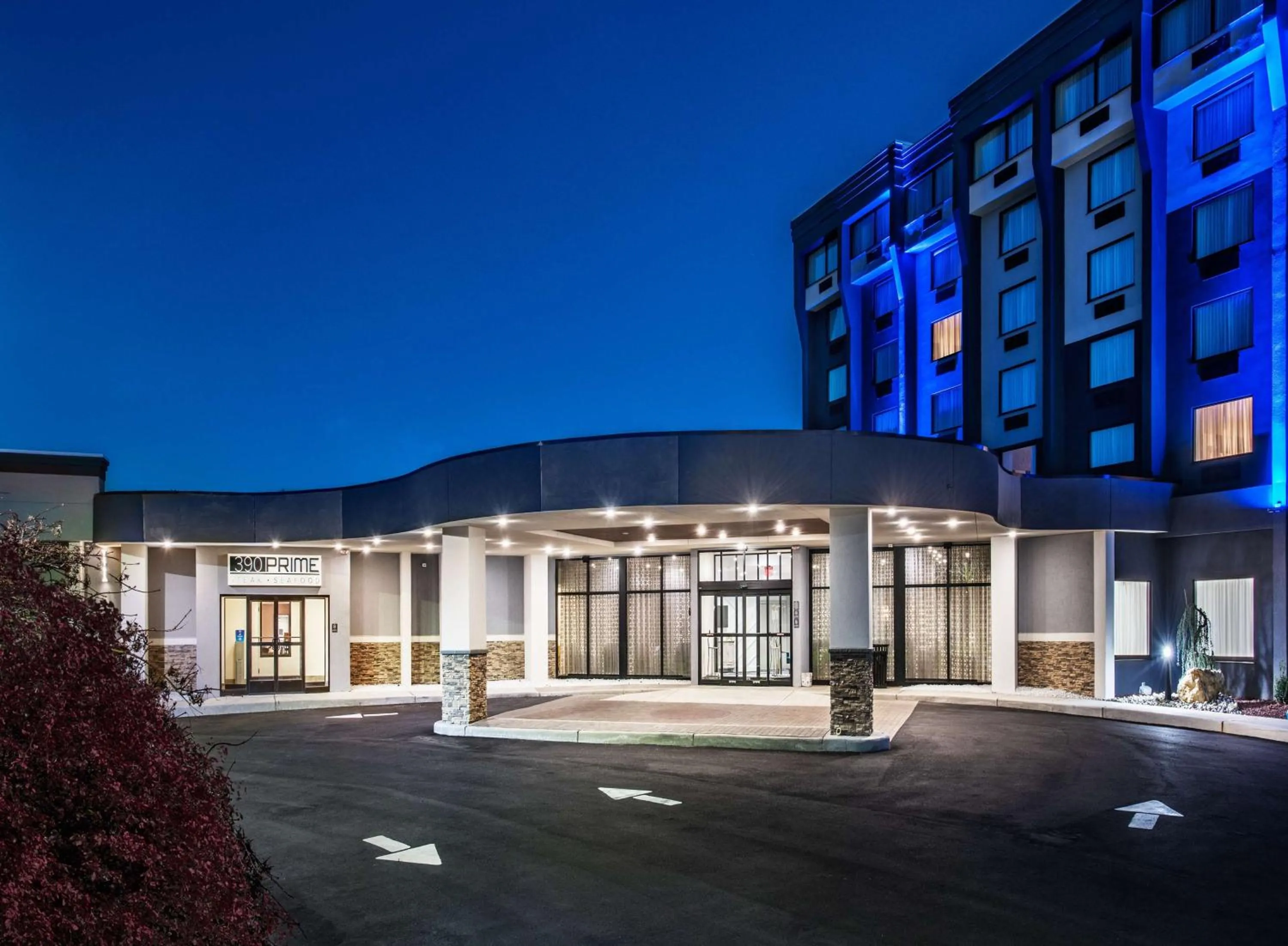 Property building in DoubleTree by Hilton Monroe Township Cranbury