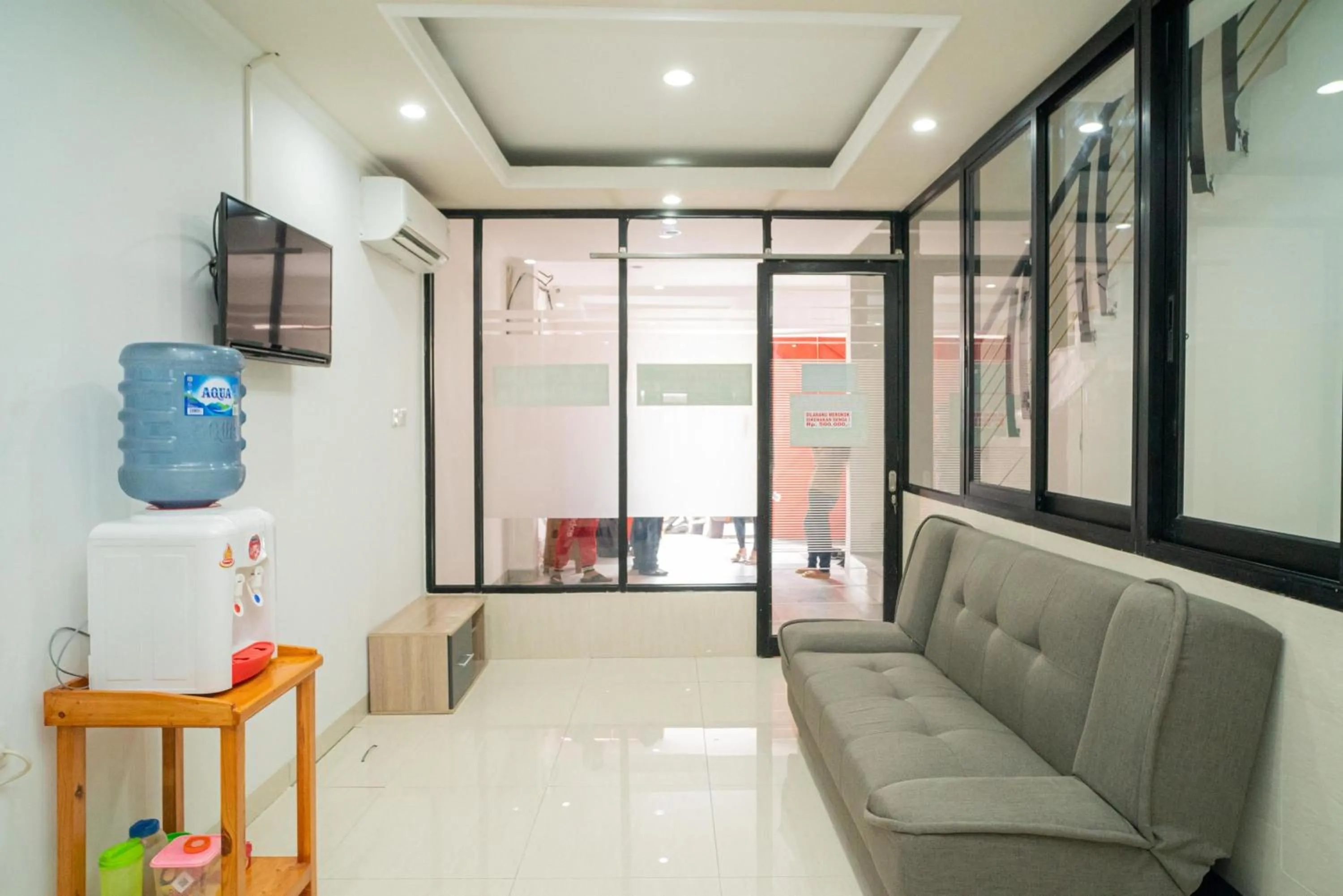 Living room in RedDoorz near Stasiun Senen