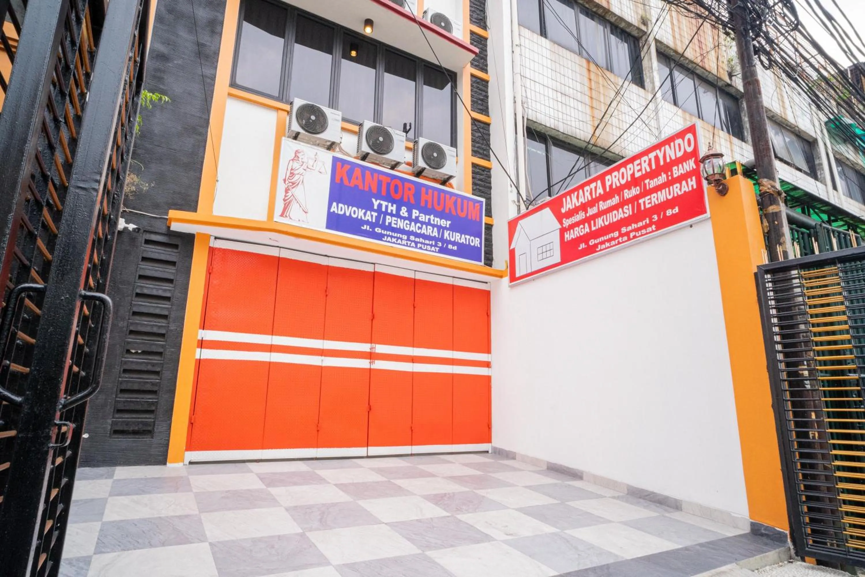 Property building in RedDoorz near Stasiun Senen