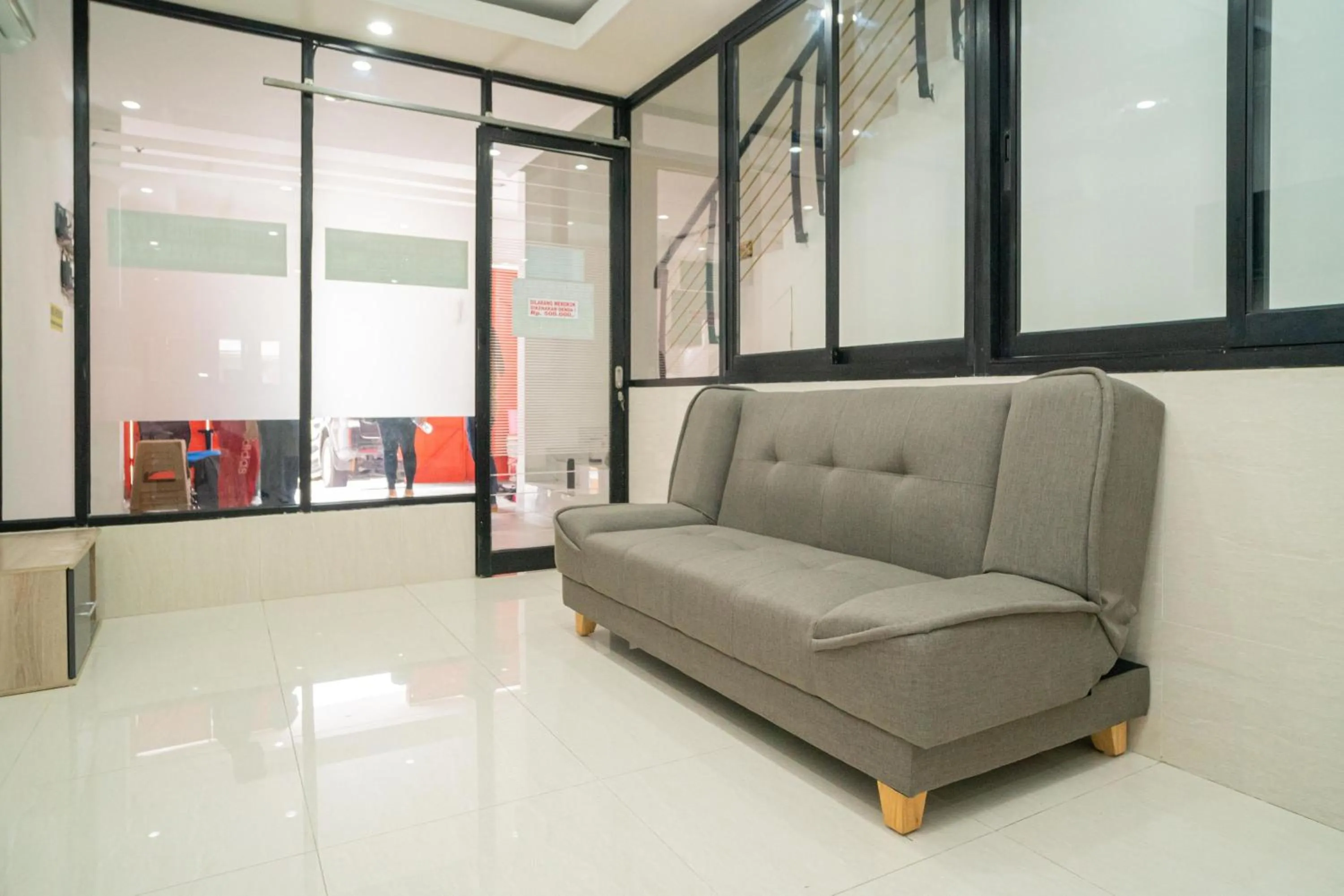 Living room in RedDoorz near Stasiun Senen