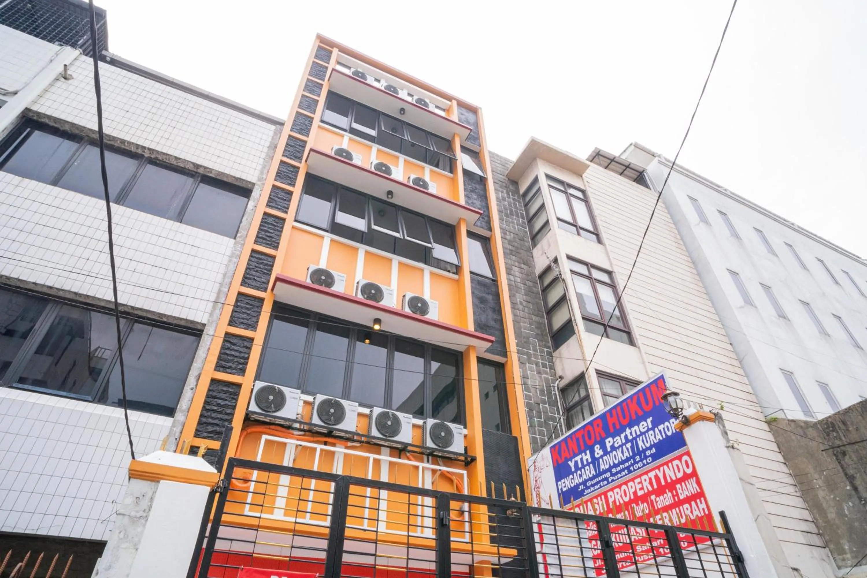 Property building in RedDoorz near Stasiun Senen