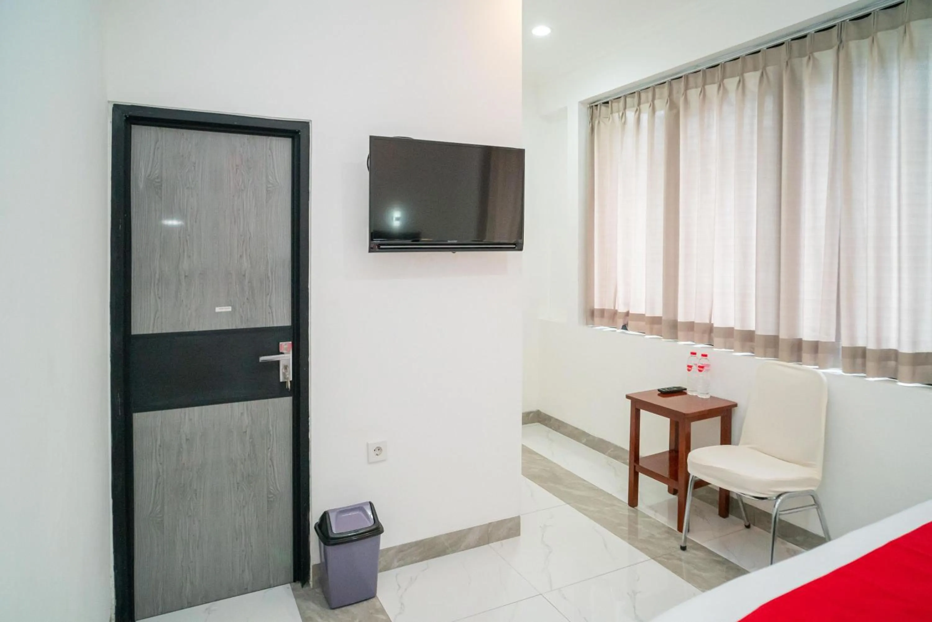 Bedroom, Bed in RedDoorz near Stasiun Senen