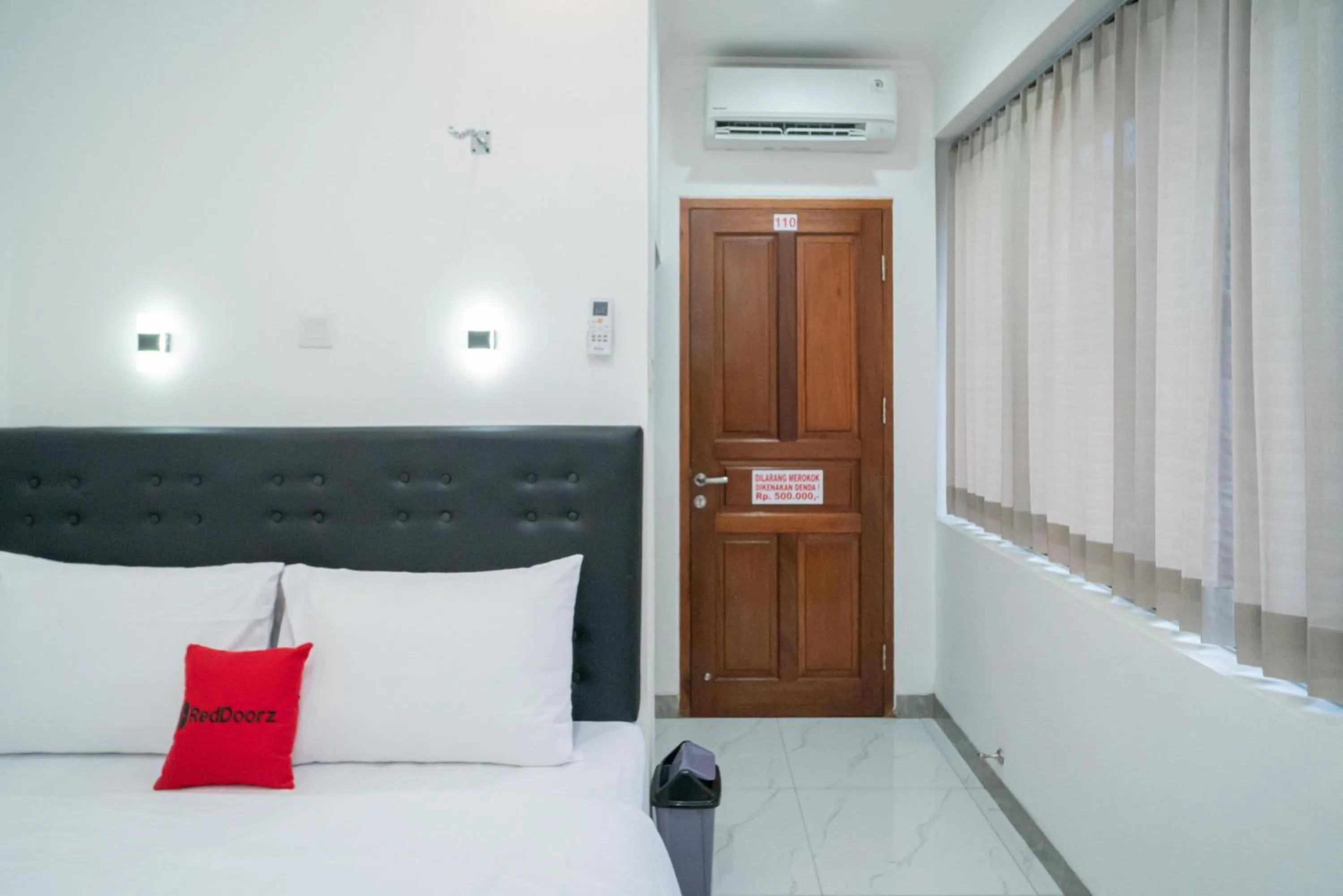 Bedroom, Bed in RedDoorz near Stasiun Senen