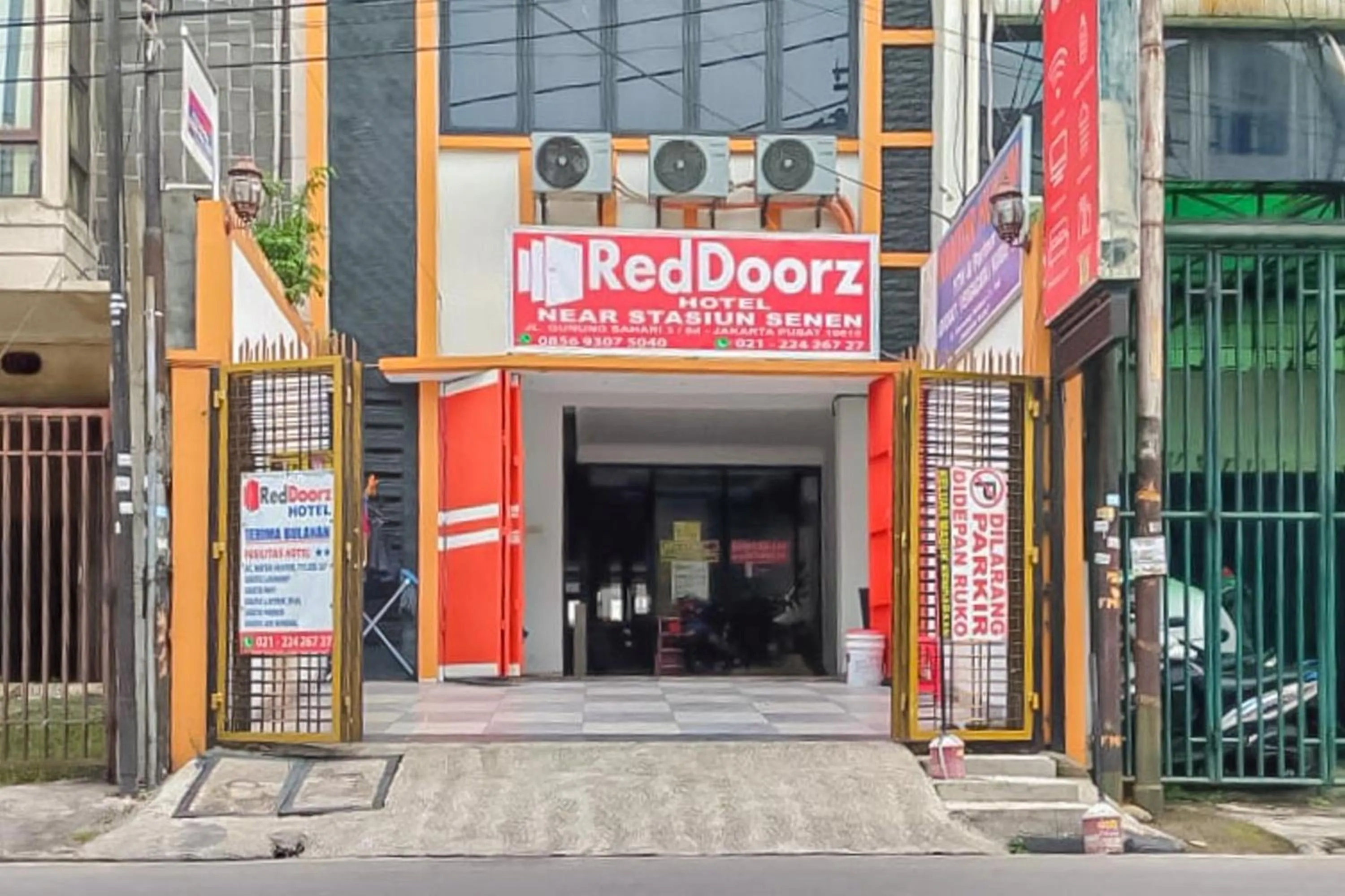 Property building in RedDoorz near Stasiun Senen