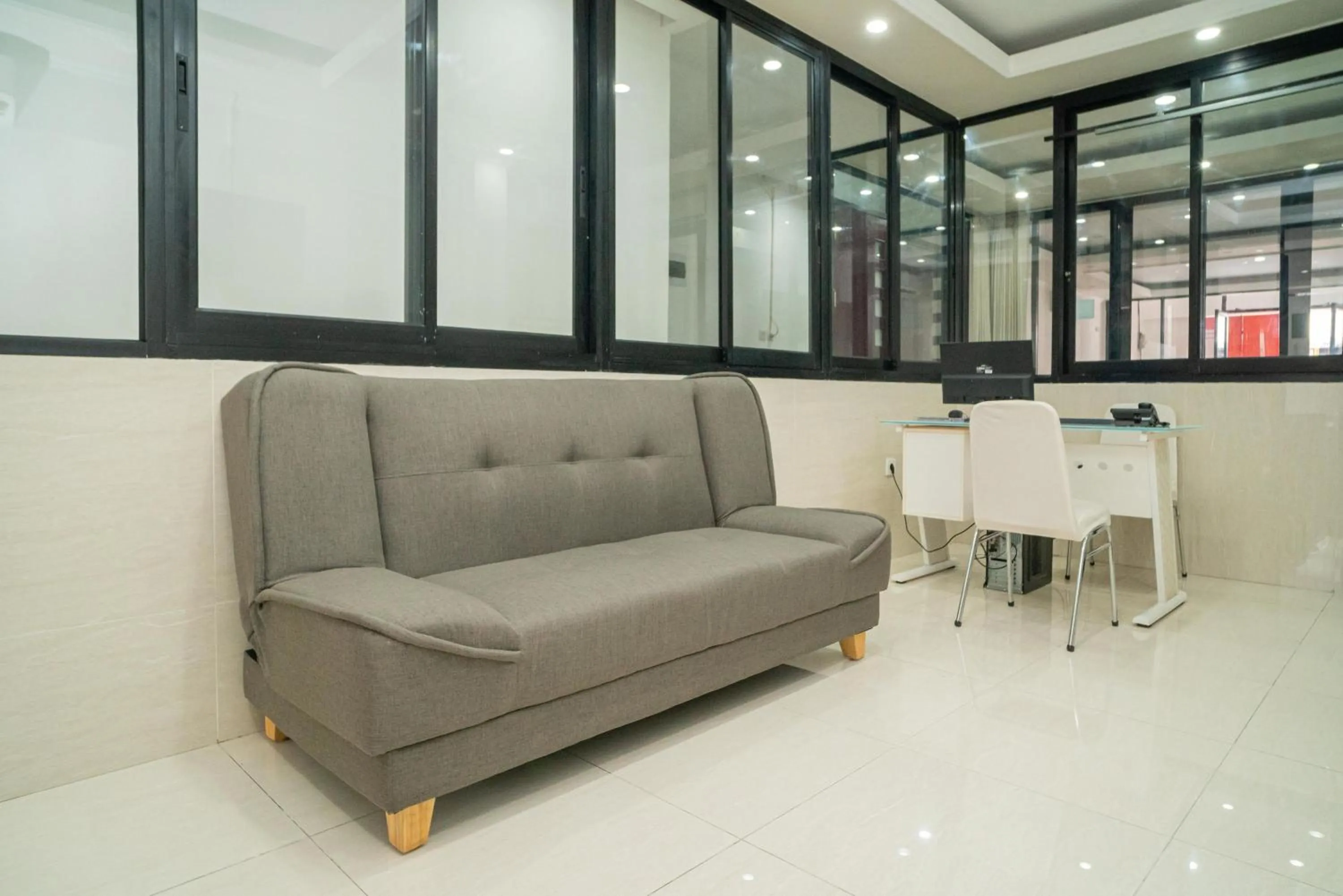 Living room in RedDoorz near Stasiun Senen