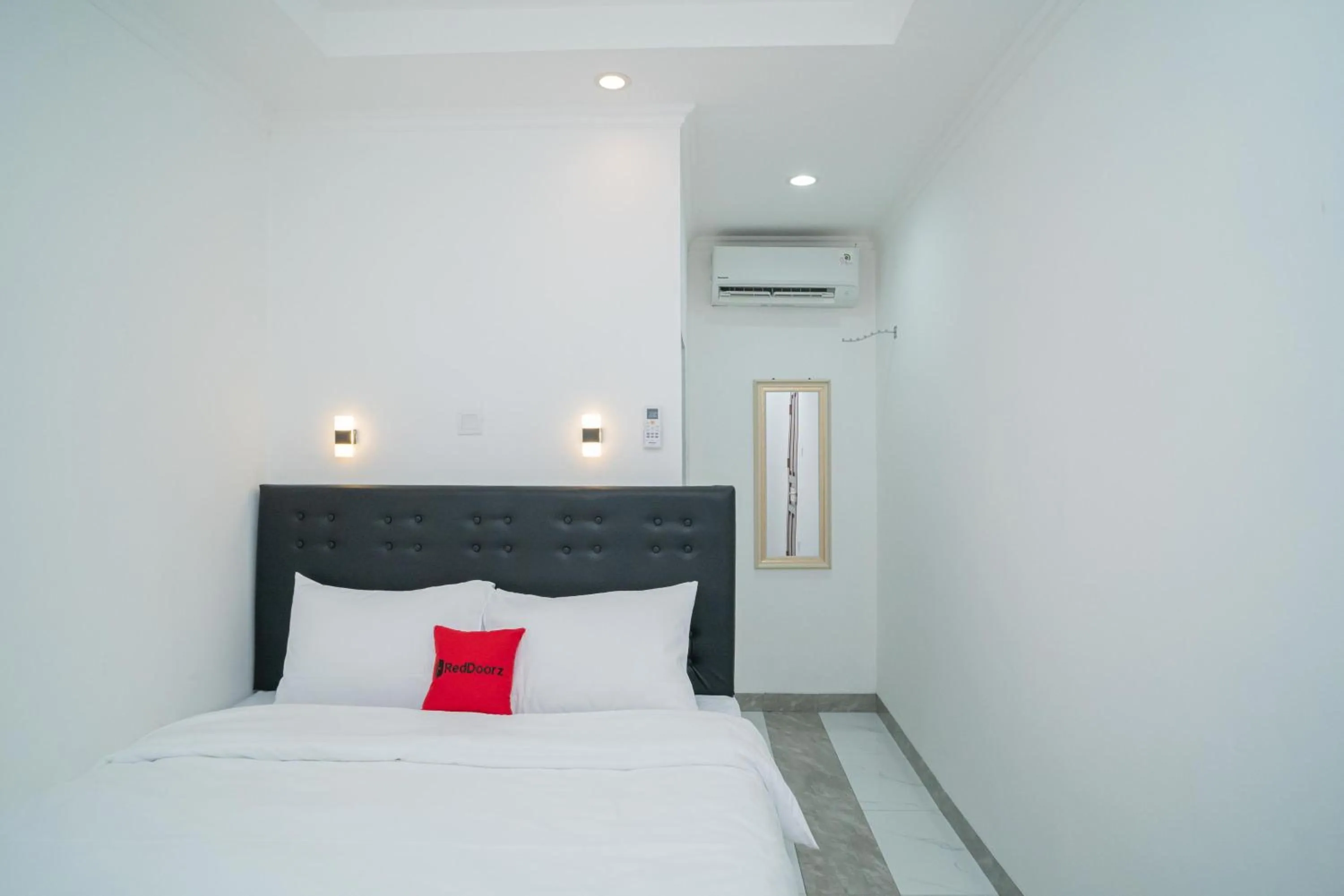 Bedroom, Bed in RedDoorz near Stasiun Senen