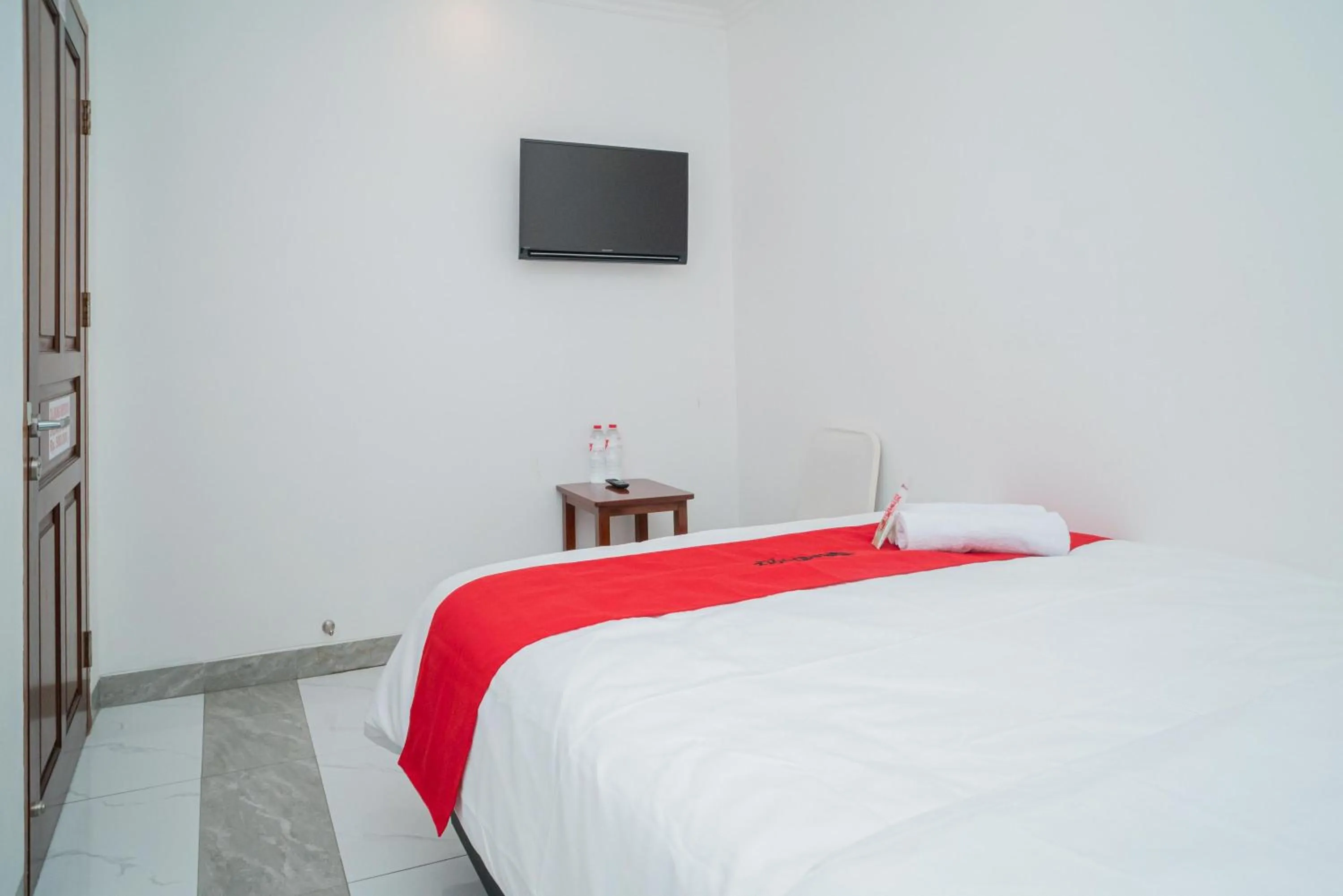 Bedroom, Bed in RedDoorz near Stasiun Senen