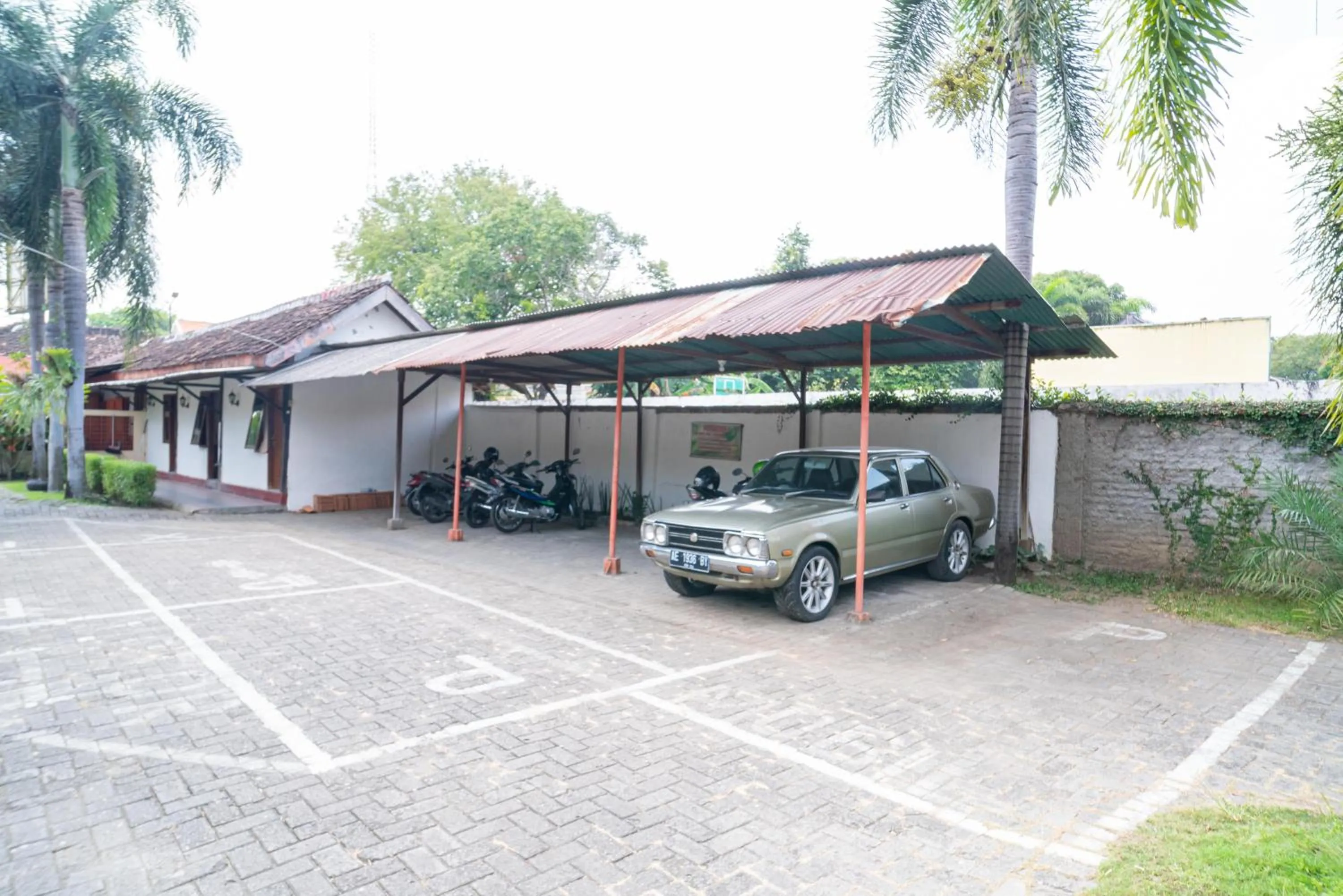 Parking in RedDoorz @ Panglima Sudirman Madiun