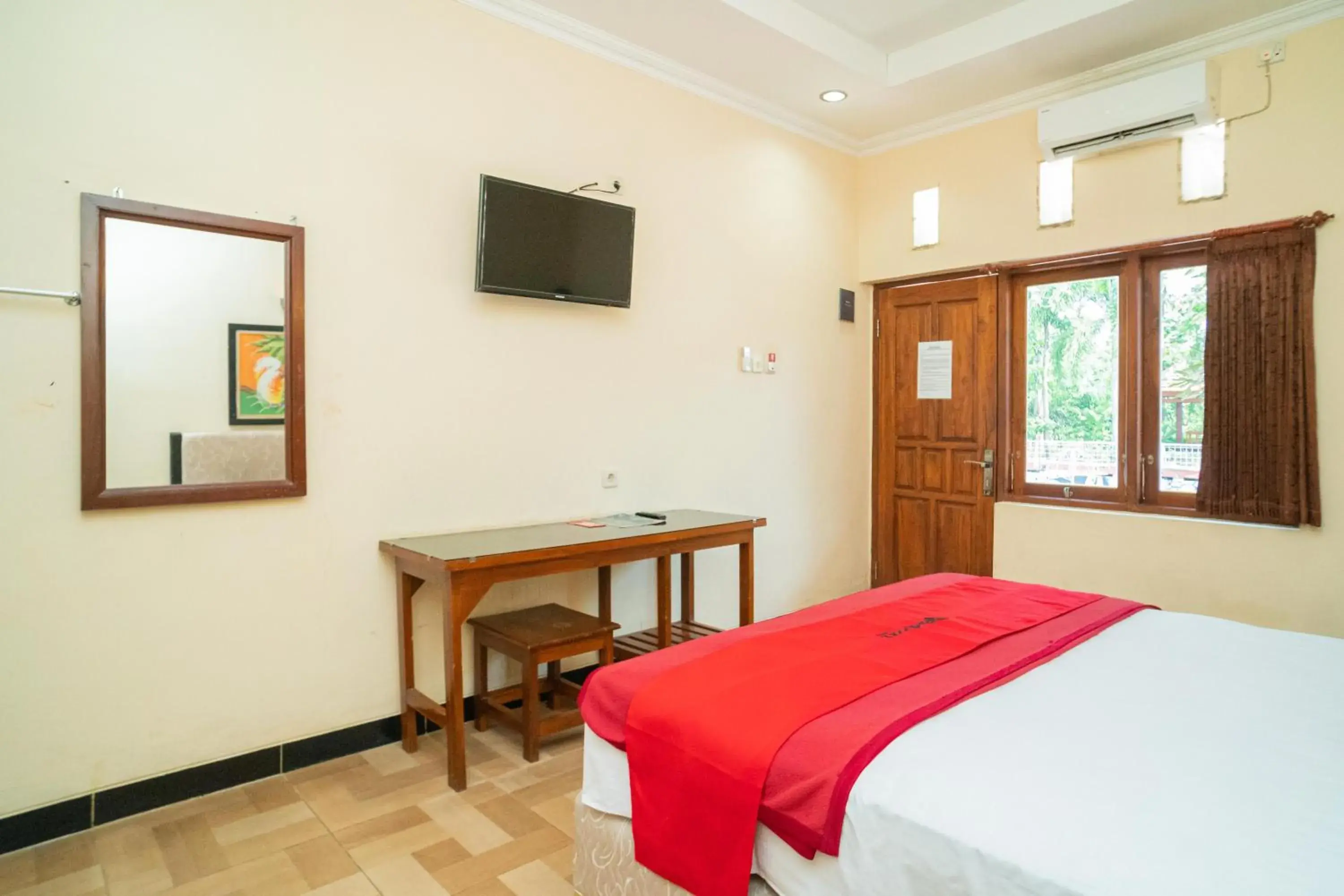 Bedroom, Bed in RedDoorz @ Panglima Sudirman Madiun Bedroom, Bed in RedDoorz @ Panglima Sudirman Madiun