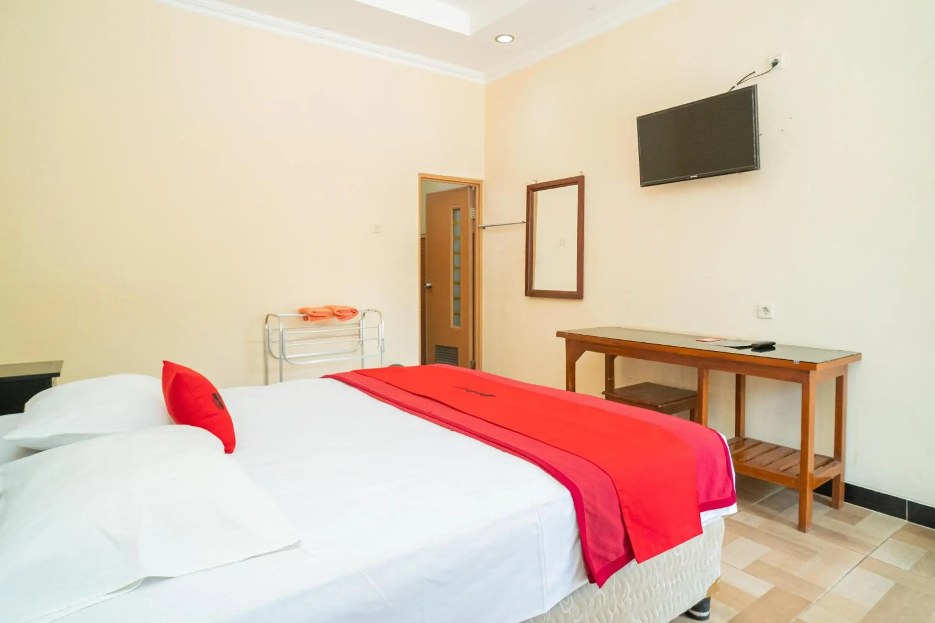 Bedroom, Bed in RedDoorz @ Panglima Sudirman Madiun Bedroom, Bed in RedDoorz @ Panglima Sudirman Madiun