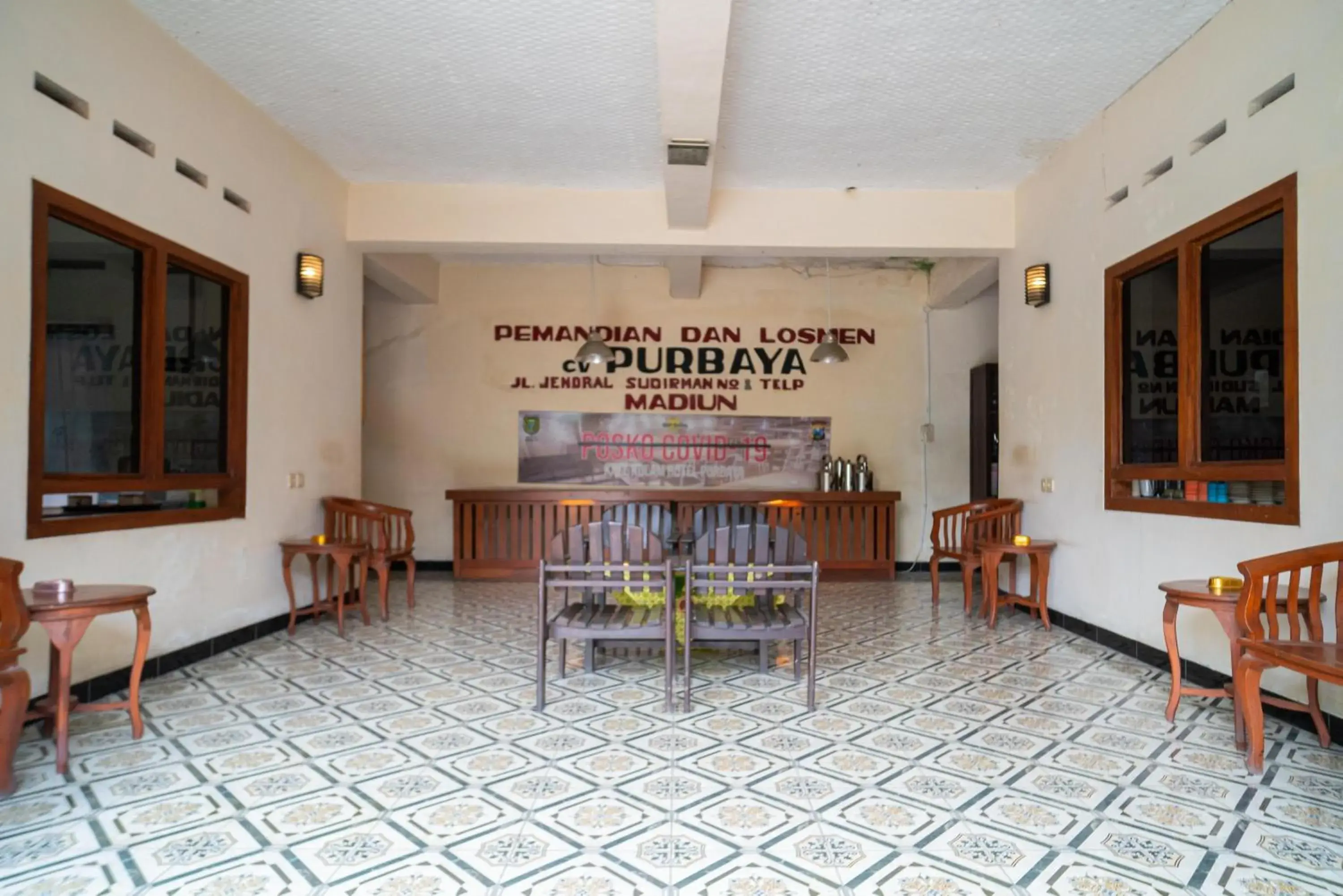Lobby or reception in RedDoorz @ Panglima Sudirman Madiun Lobby or reception in RedDoorz @ Panglima Sudirman Madiun