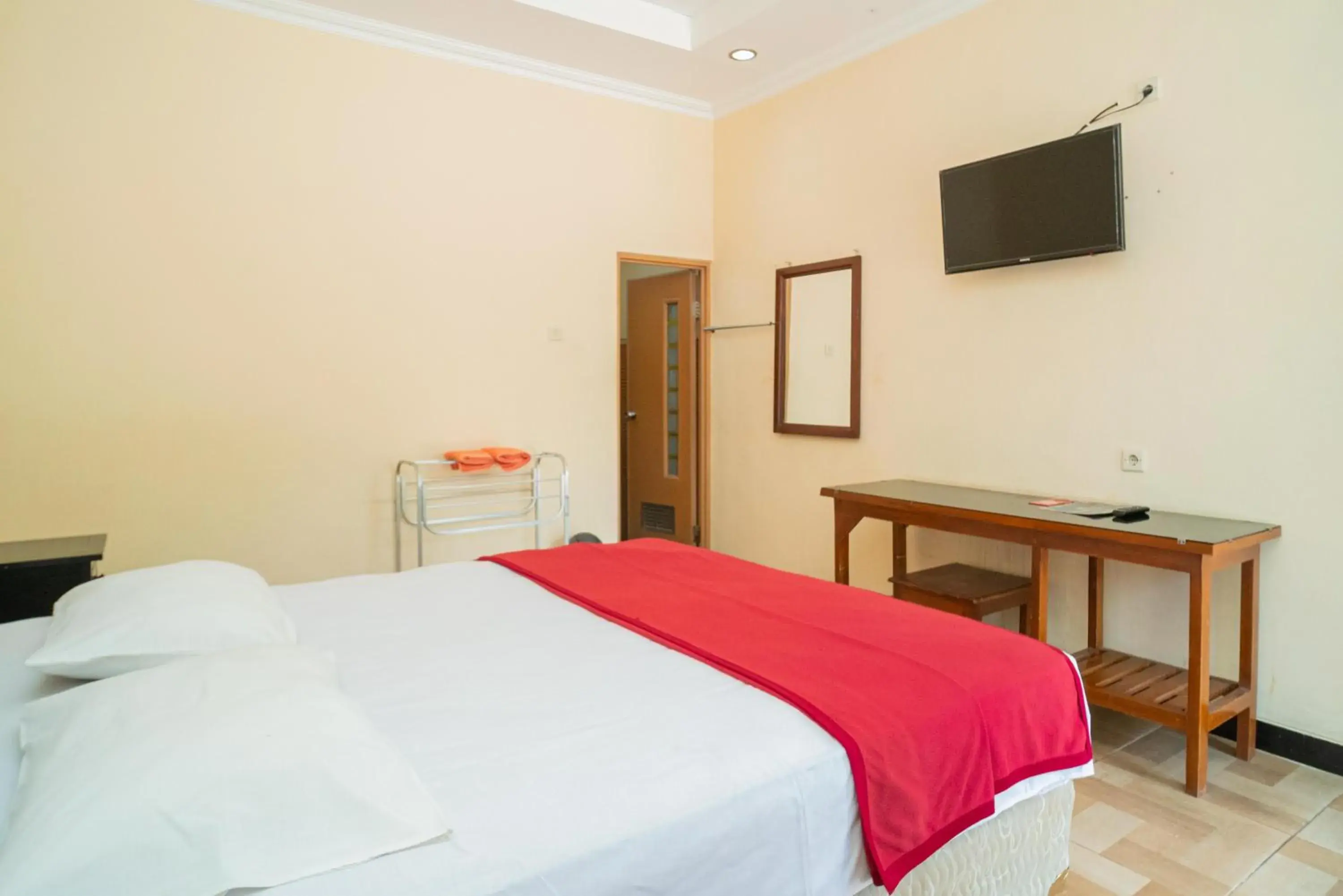 Bedroom, Bed in RedDoorz @ Panglima Sudirman Madiun Bedroom, Bed in RedDoorz @ Panglima Sudirman Madiun