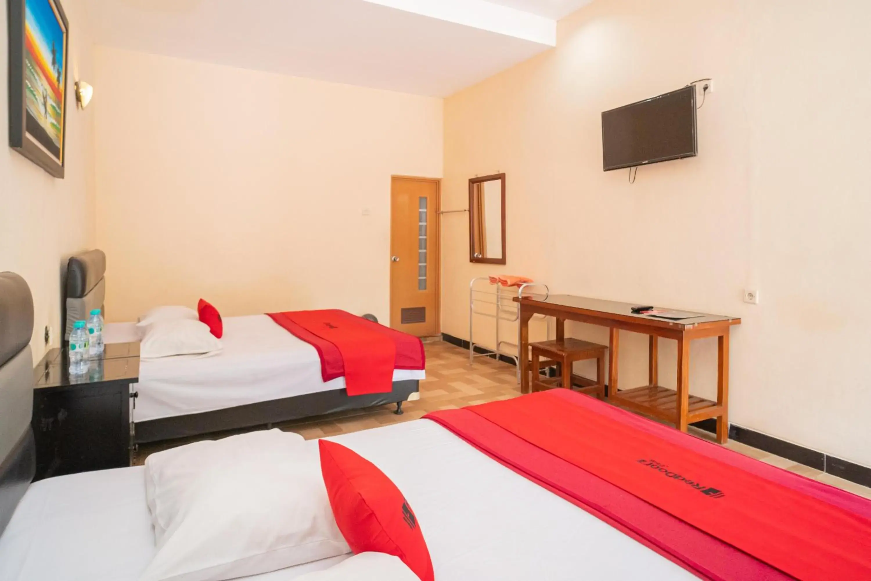 Bedroom, Bed in RedDoorz @ Panglima Sudirman Madiun Bedroom, Bed in RedDoorz @ Panglima Sudirman Madiun