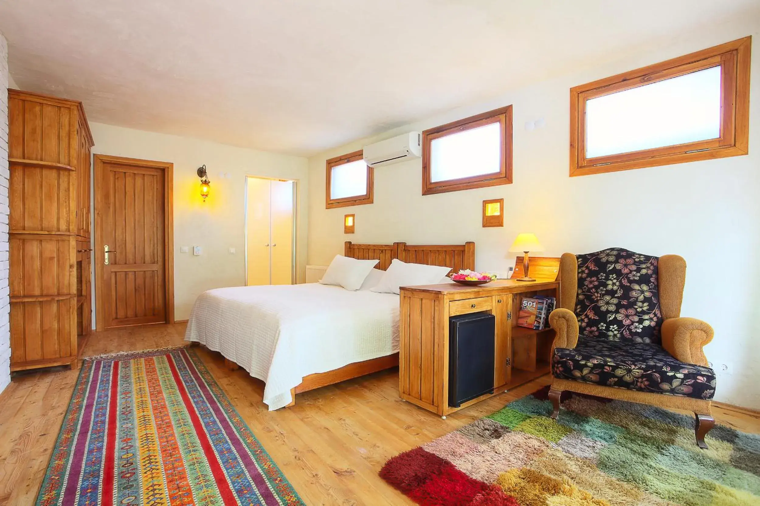 Photo of the whole room, Bed in Ephesus Lodge Photo of the whole room, Bed in Ephesus Lodge