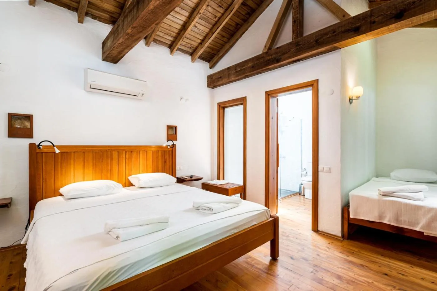 Photo of the whole room, Bed in Ephesus Lodge